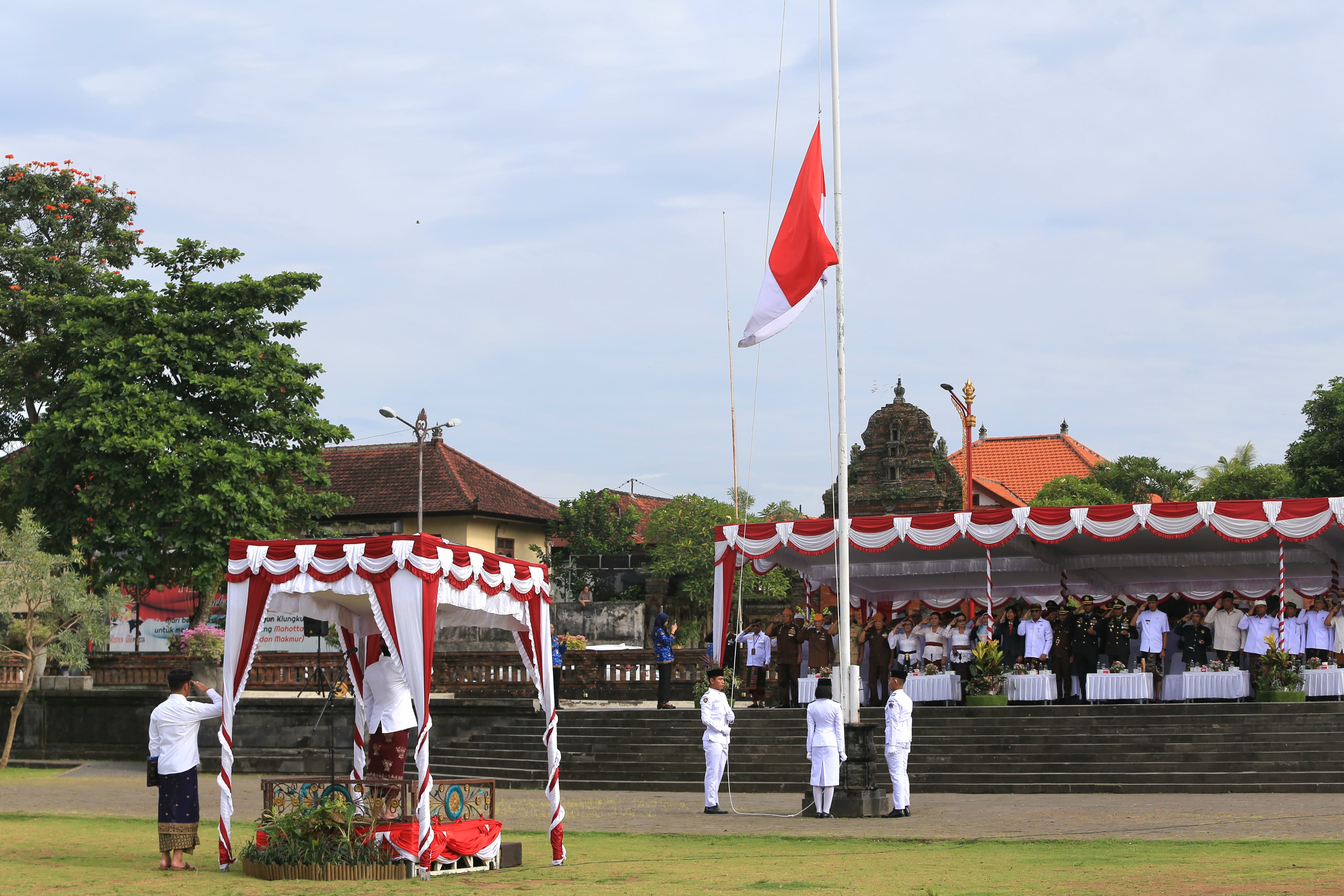 SEMARAPURA, BALINEWS.ID – Peringatan Hari Pahlawan Nasional di Kabupaten Klungkung berlangsung khidmat di Alun-Alun Ida Dewa Agung Jambe, Senin (10/11/2025). B…