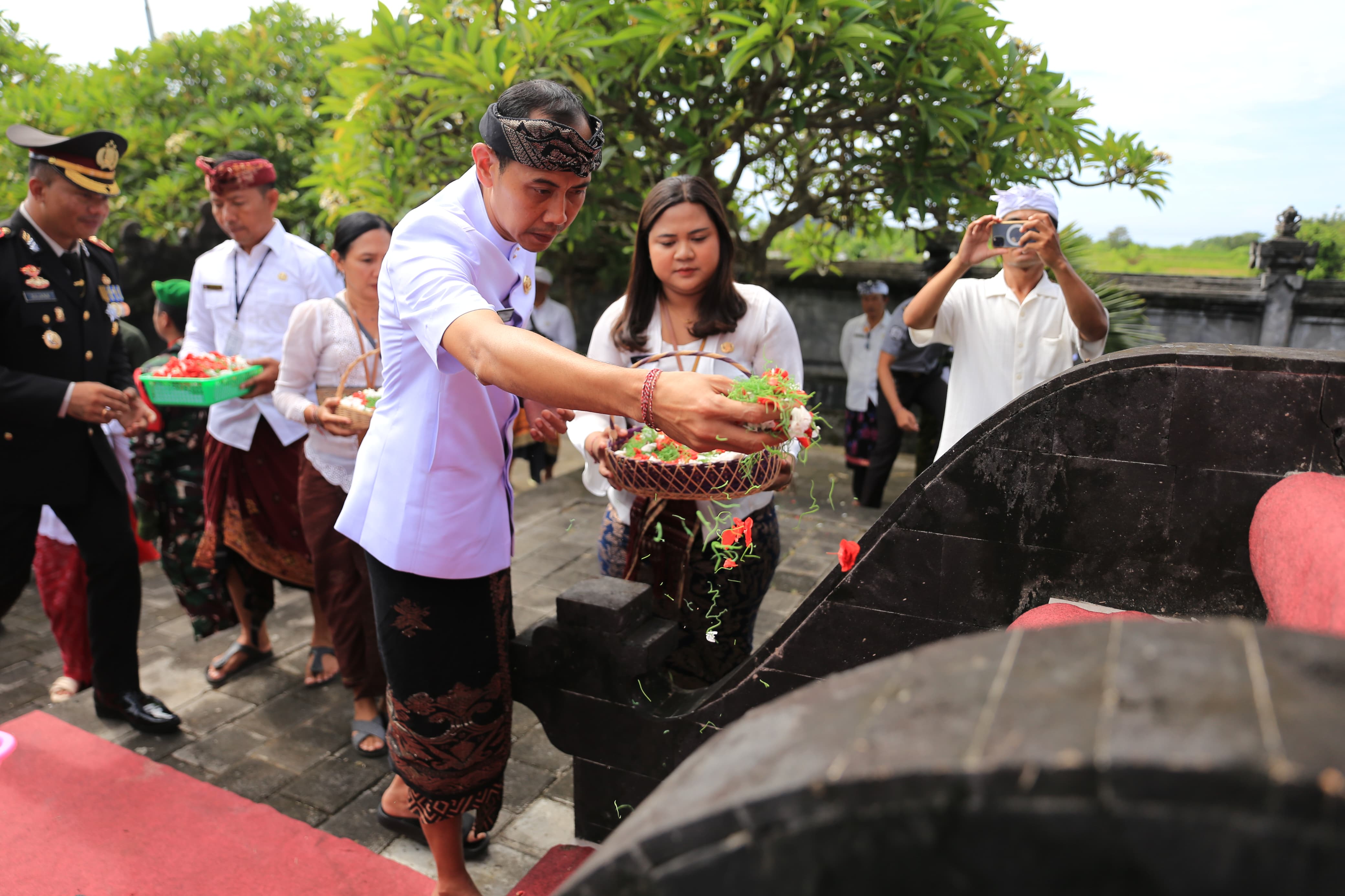 SEMARAPURA, BALINEWS.ID – Dalam rangka memperingati Hari Pahlawan Nasional Tahun 2025, Pemerintah Kabupaten Klungkung menggelar upacara tabur bunga di Tugu Pah…