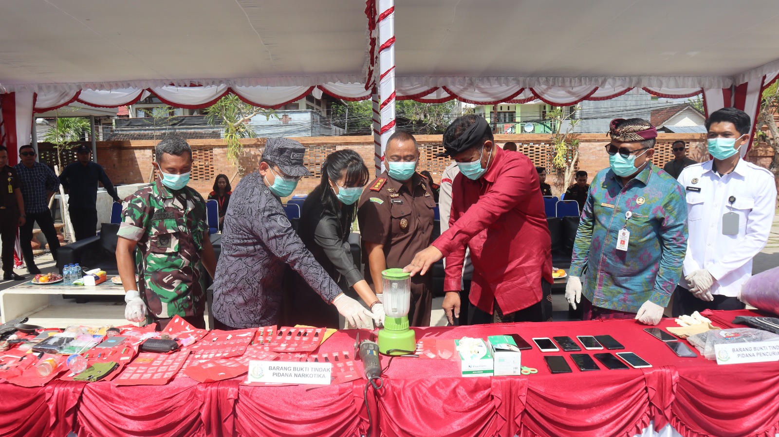 SEMARAPURA, BALINEWS.ID – Kejaksaan Negeri (Kejari) Klungkung kembali melaksanakan pemusnahan barang bukti hasil perkara tindak pidana yang telah memperoleh ke…
