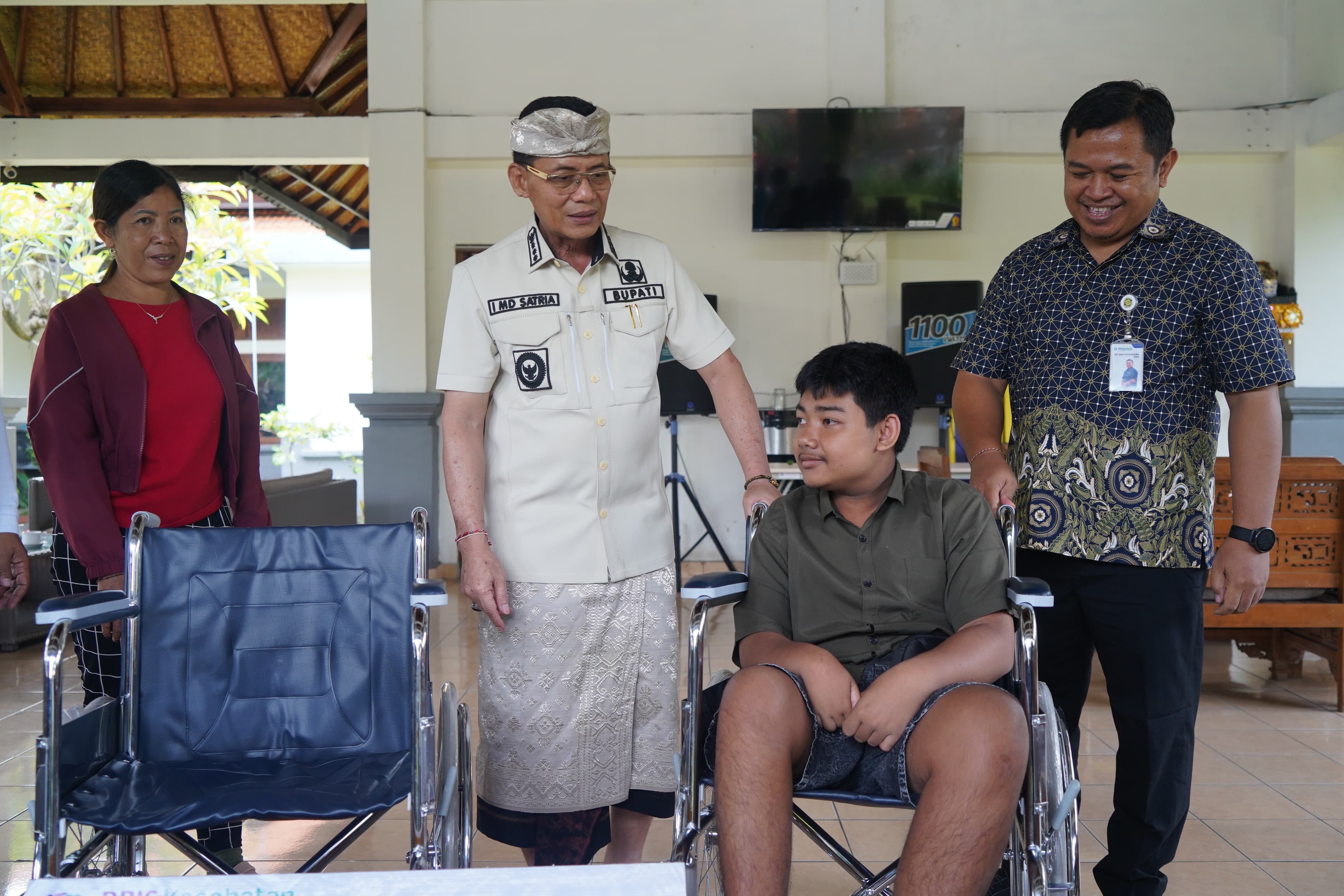 SEMARAPURA, BALINEWS.ID – Sebagai bentuk kepedulian sosial, BPJS Kesehatan Cabang Klungkung menyerahkan bantuan 10 unit kursi roda kepada Pemerintah Kabupaten …