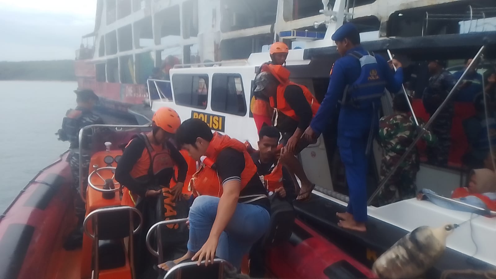 KMP Cemerlang 55 Kandas di Perairan Gilimanuk, 69 Penumpang Berhasil Dievakuasi Selamat GILIMANUK, BALINEWS.ID — Kapal penumpang jenis Ro-Ro, KMP Cemerlang 55,…