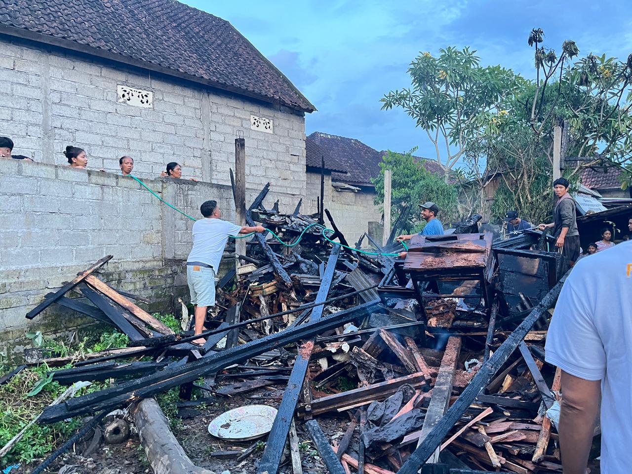 SEMARAPURA, BALINEWS.ID – Peristiwa kebakaran menimpa sebuah bangunan gudang mebel di Dusun Geria, Desa Nyalian, Kecamatan Banjarangkan, Klungkung, pada Selasa…