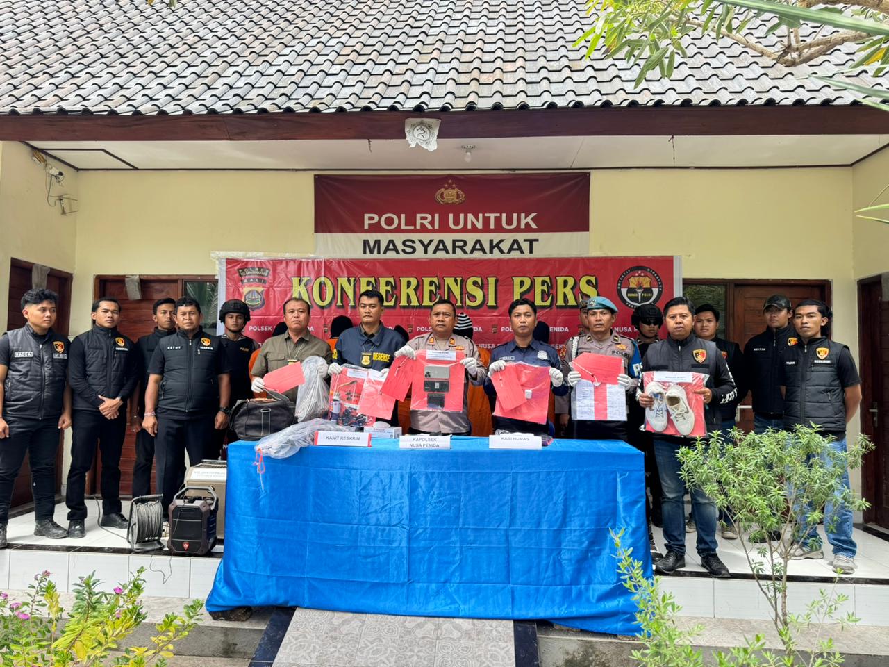 NUSA PENIDA, BALINEWS.ID – Polsek Nusa Penida kembali menorehkan prestasi dalam pengungkapan tindak kriminalitas di wilayah hukumnya. Melalui konferensi pers y…