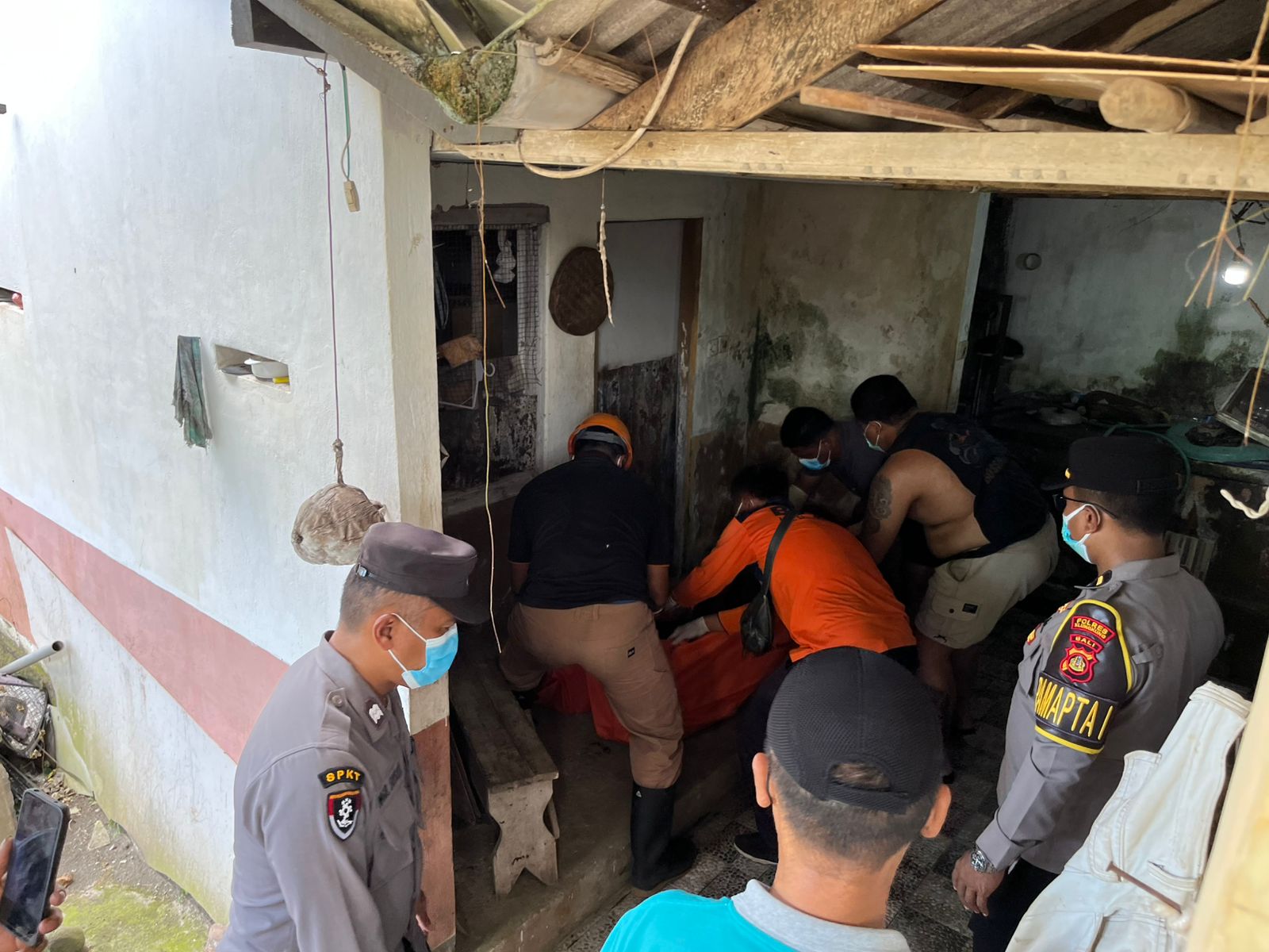SEMARAPURA, BALINEWS.ID – Seorang lelaki lanjut usia ditemukan meninggal dunia di kamar mandi rumahnya di Dusun Anjingan, Desa Getakan, Kecamatan Banjarangkan,…