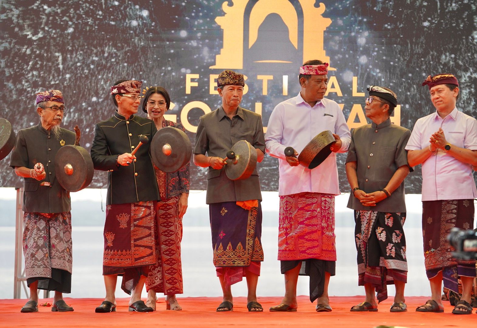 SEMARAPURA, BALINEWS.ID – Festival Goa Lawah 2025 resmi dibuka pada Jumat (21/11/2025) di Plaza Kuliner Goa Lawah, Kecamatan Dawan. Pembukaan ditandai dengan p…