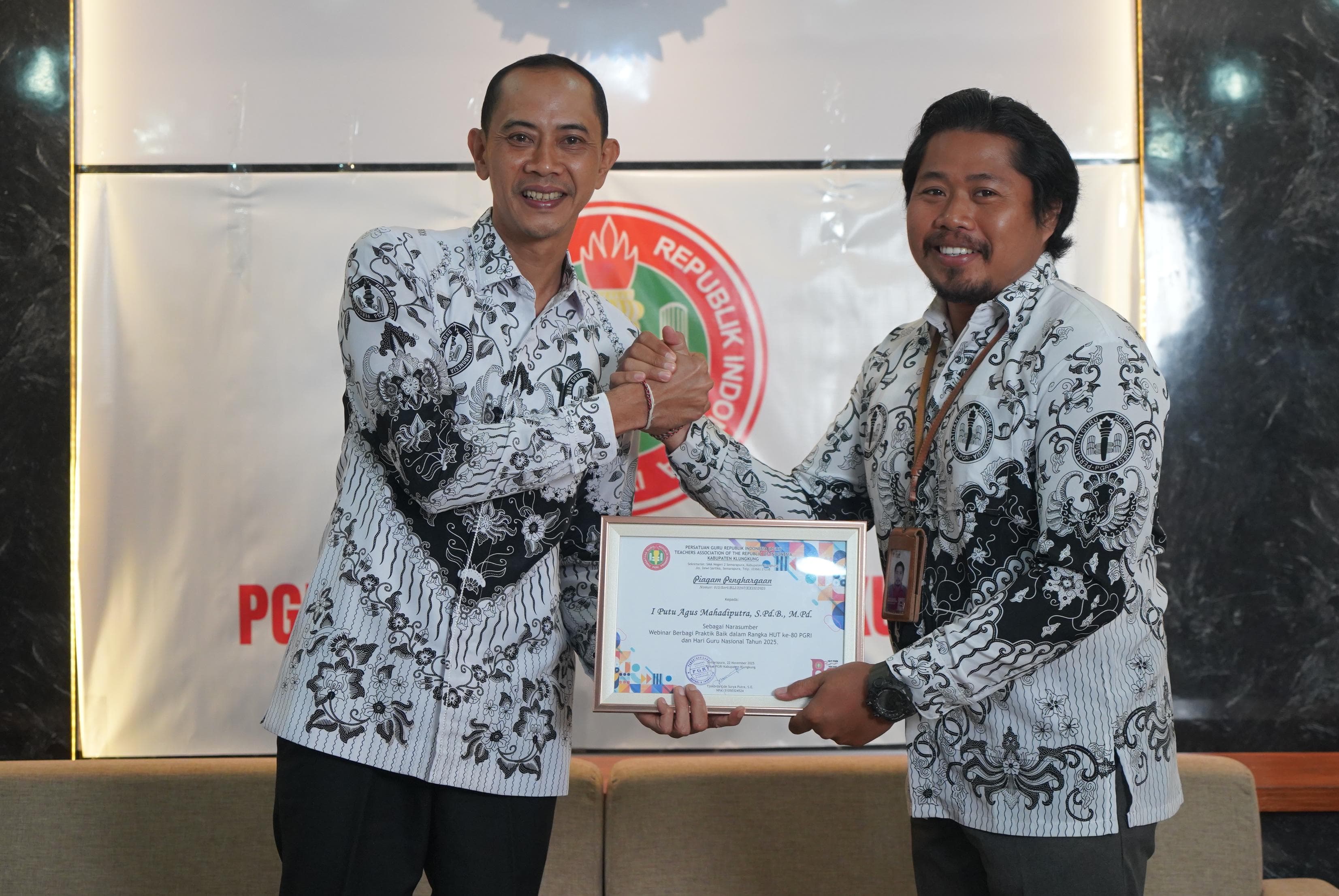 SEMARAPURA, BALINEWS.ID - Wakil Bupati Klungkung, Tjokorda Gde Surya Putra, mendorong peningkatan kualitas pendidik di Klungkung melalui pembangunan proyeksi j…