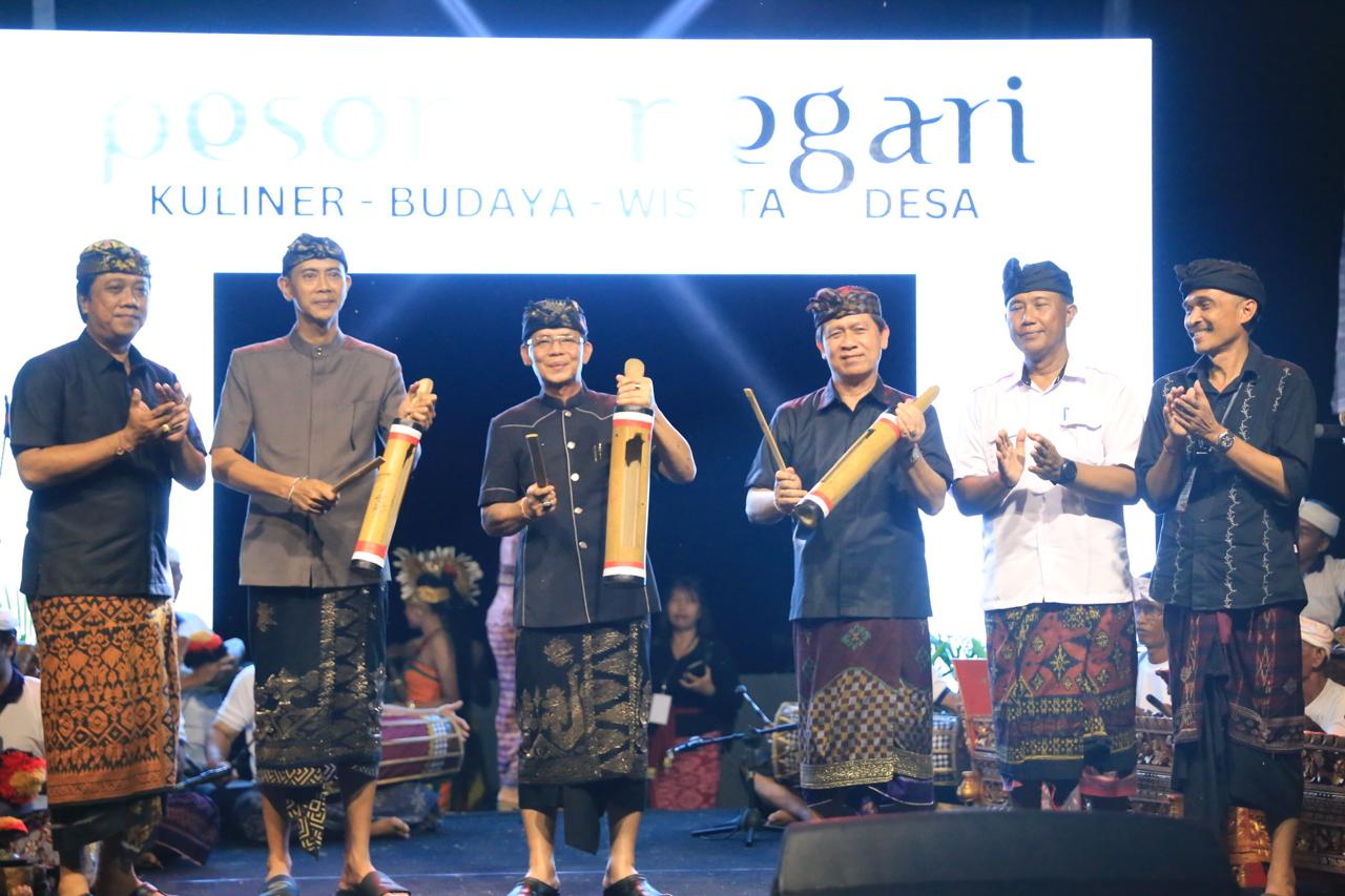 SEMARAPURA, BALINEWS.ID – Festival Pesona Negari 2025 resmi dibuka di Pesisir Pantai Tegal Besar, Desa Negari, Sabtu (22/11/2025). Bupati Klungkung, I Made Sat…