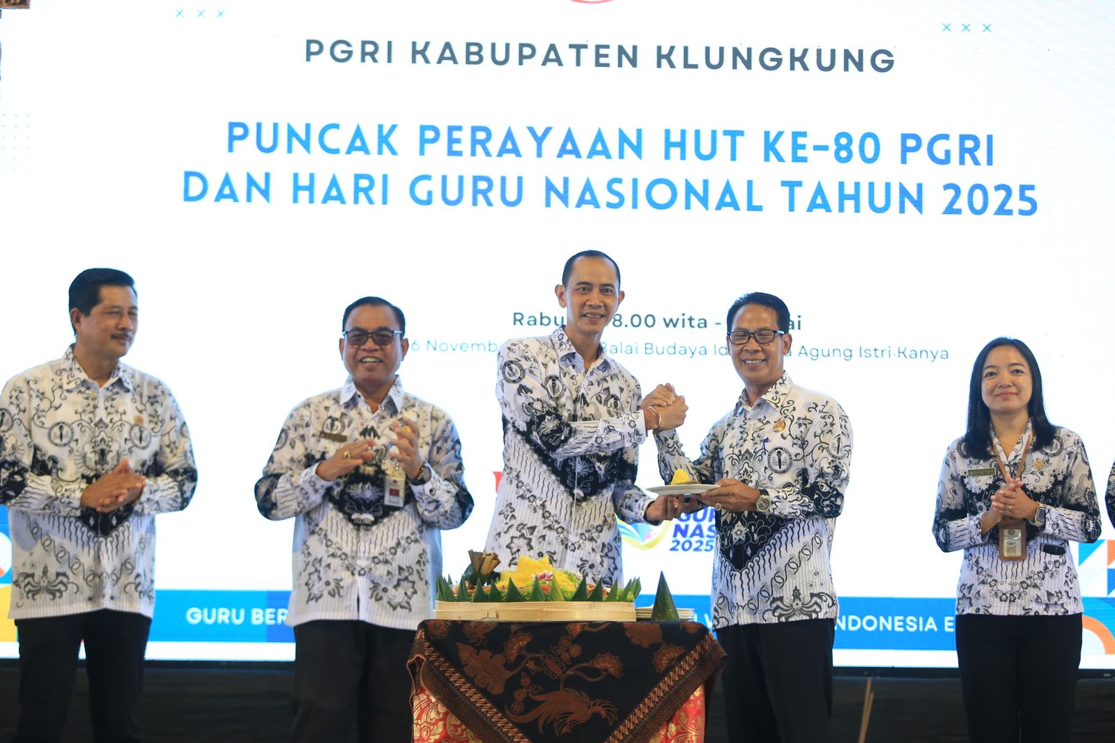SEMARAPURA, BALINEWS.ID – Puncak peringatan HUT ke-80 Persatuan Guru Republik Indonesia (PGRI) sekaligus Hari Guru Nasional Tahun 2025 di Kabupaten Klungkung b…