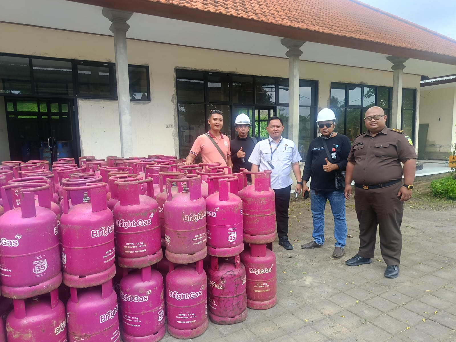 GIANYAR, BALINEWS.ID — Kejaksaan Negeri (Kejari) Gianyar mencatat capaian signifikan menjelang tutup tahun 2025. Melalui Seksi Pemulihan Aset dan Pengelolaan B…