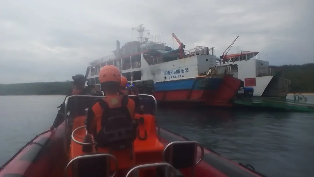 JEMBRANA, BALINEWS.ID - Kapal penumpang jenis Ro-Ro kandas di sekitar perairan Pelabuhan Gilimanuk, Selasa (11/11/2025) kurang lebih pukul 15.25 Wita. KMP Ceme…