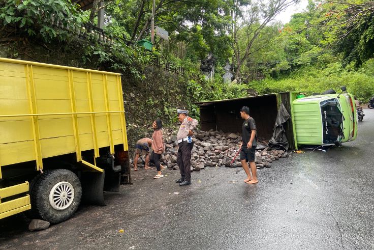 BADUNG, BALINEWS.ID – Sebuah truk bermuatan batu kali mengalami kecelakaan tunggal di tanjakan Pura Goa Gong, Jalan Goa Gong, Jimbaran, Kecamatan Kuta Selatan,…