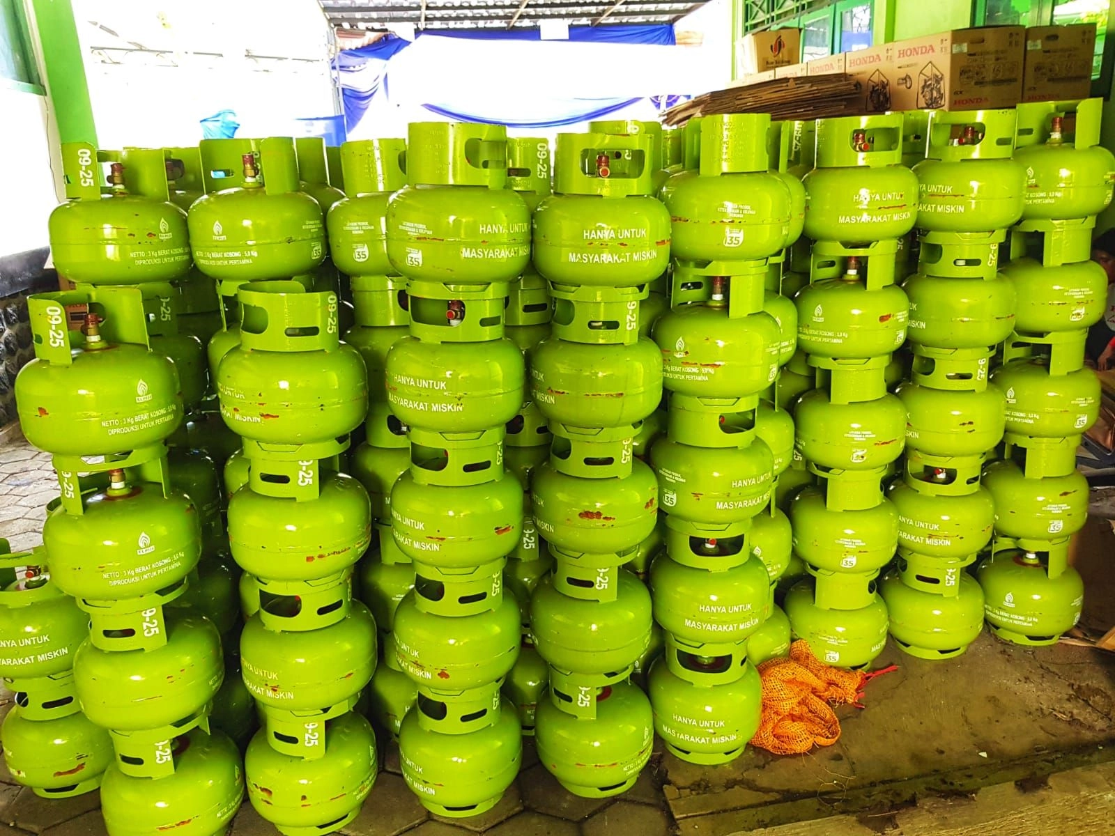 NASIONAL, BALINEWS.ID - Menjelang perayaan Natal dan Tahun Baru (Nataru), pemerintah memastikan pasokan LPG bersubsidi 3 kilogram tetap aman. Menteri Energi da…