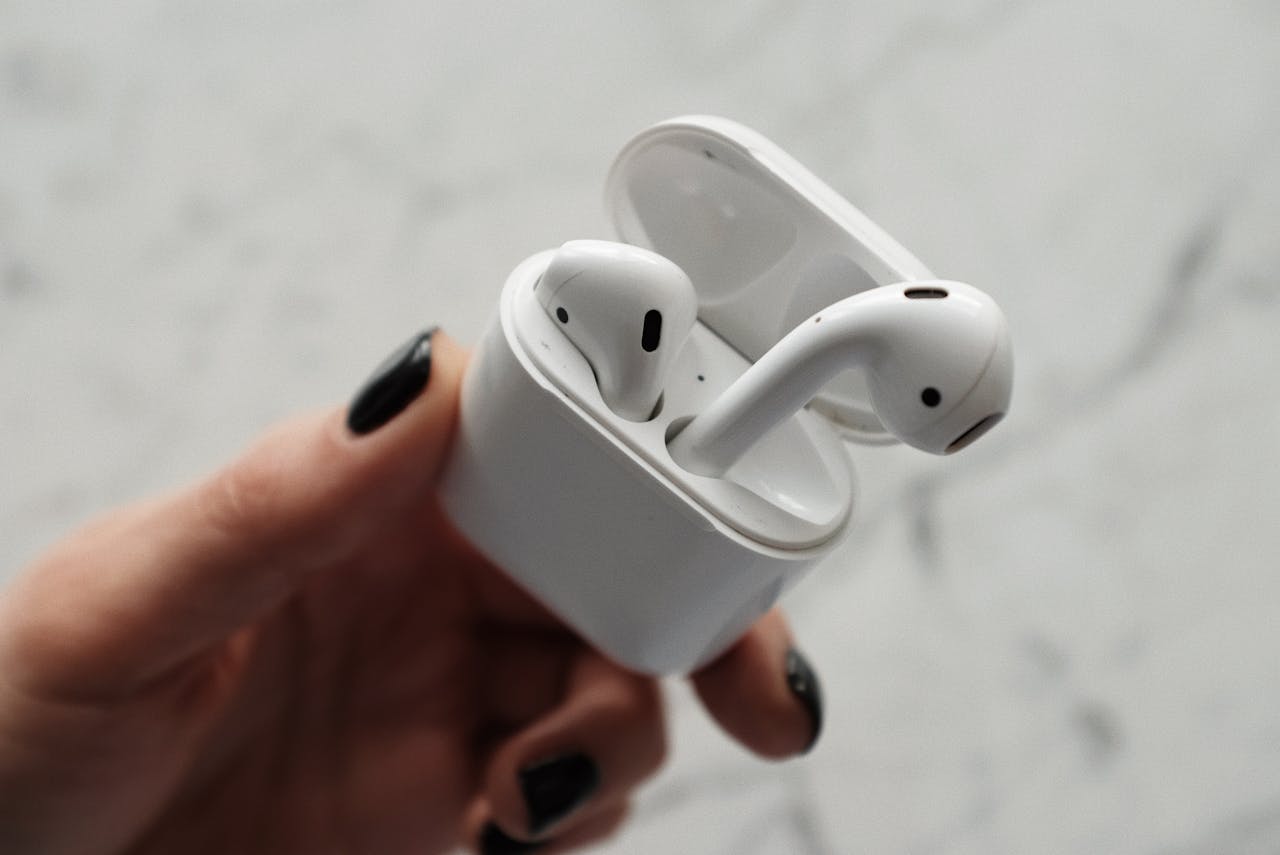 INTERNASIONAL, BALINEWS.ID - Sejumlah maskapai penerbangan dunia kini resmi melarang penumpang untuk menyimpan headset Bluetooth dan perangkat elektronik sejen…