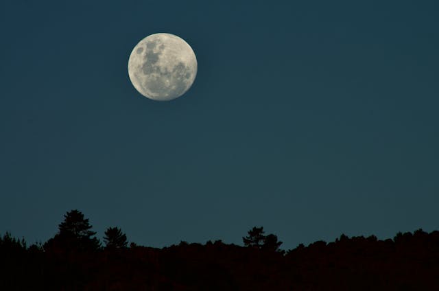NASIONAL, BALINEWS.ID - Malam ini, Rabu (5/11/25) masyarakat Indonesia akan disuguhkan dengan fenomena Supermoon atau Purnama Perige, dimana bulan akan tampak …