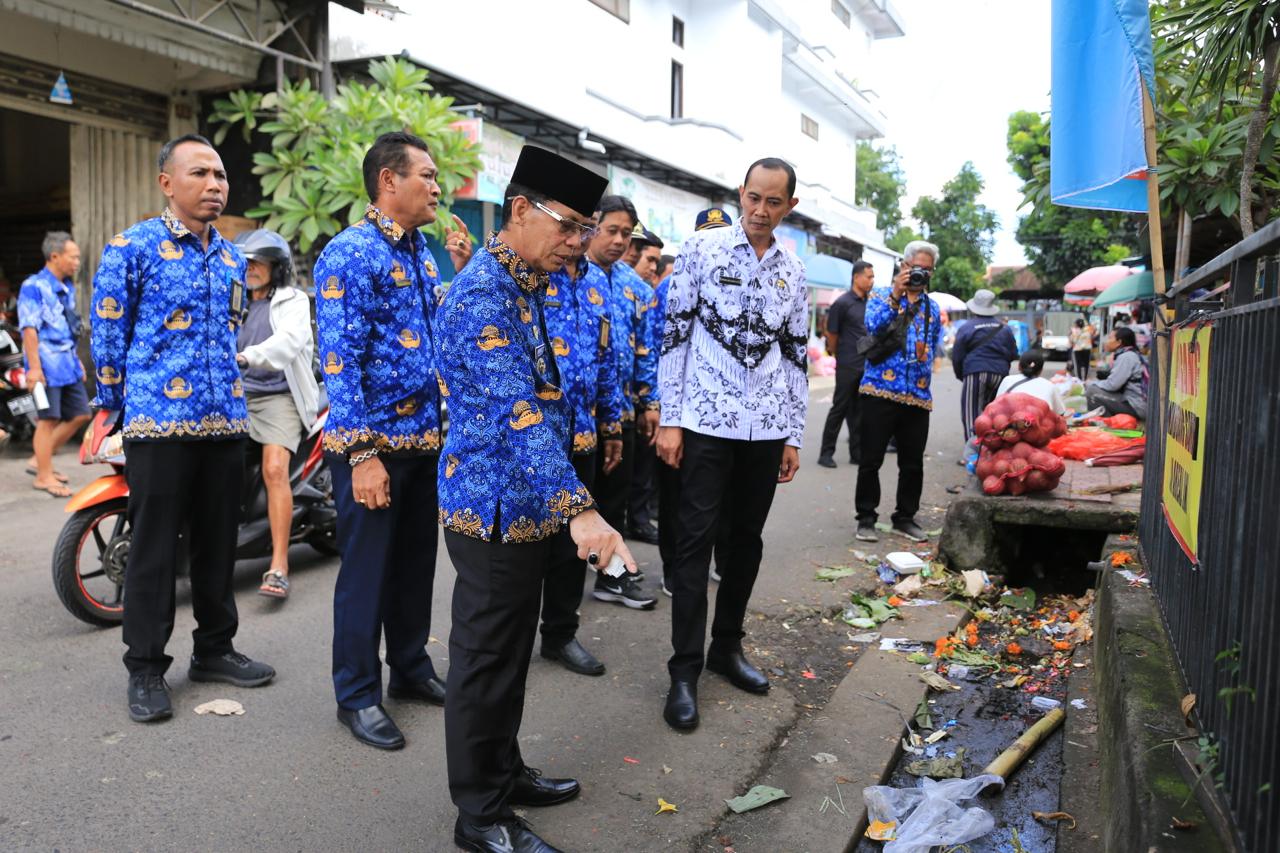 SEMARAPURA, BALINEWS.ID — Usai memimpin Upacara HUT Korpri, Senin (1/12/2025), Bupati Klungkung I Made Satria bersama Wakil Bupati Tjokorda Gde Surya Putra mel…