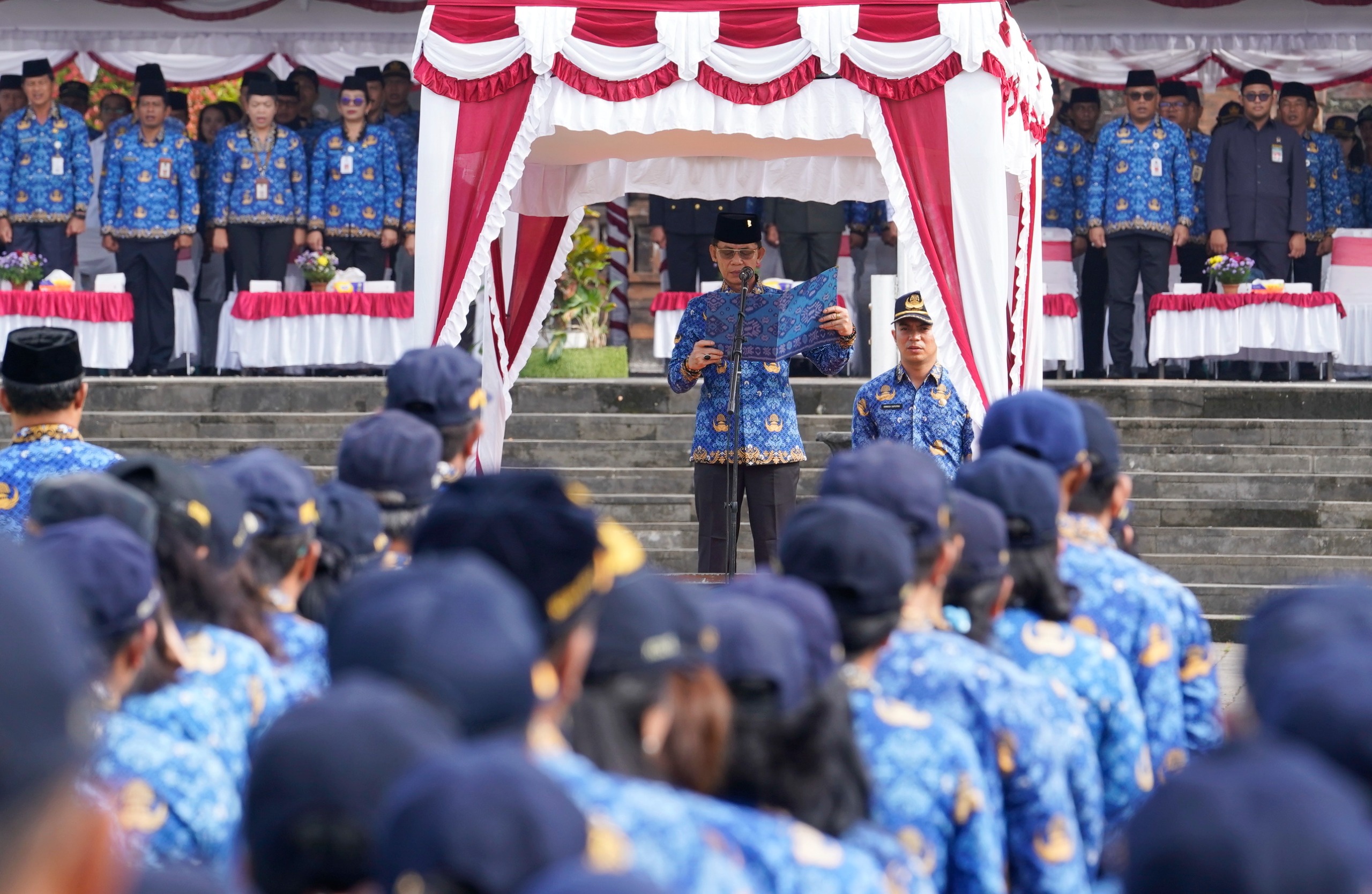 SEMARAPURA, BALINEWS.ID — Pemerintah Kabupaten Klungkung melaksanakan upacara peringatan Hari Ulang Tahun ke-54 Korps Pegawai Republik Indonesia (Korpri) di Al…