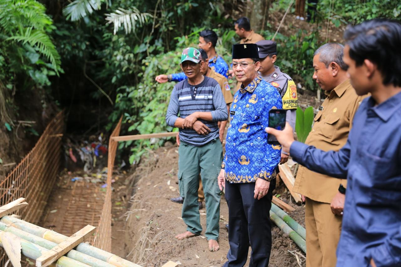 SEMARAPURA, BALINEWS.ID - Setelah menyalurkan bantuan paket sembako di tiga kecamatan di wilayah Klungkung Daratan, Bupati Klungkung I Made Satria melanjutka…