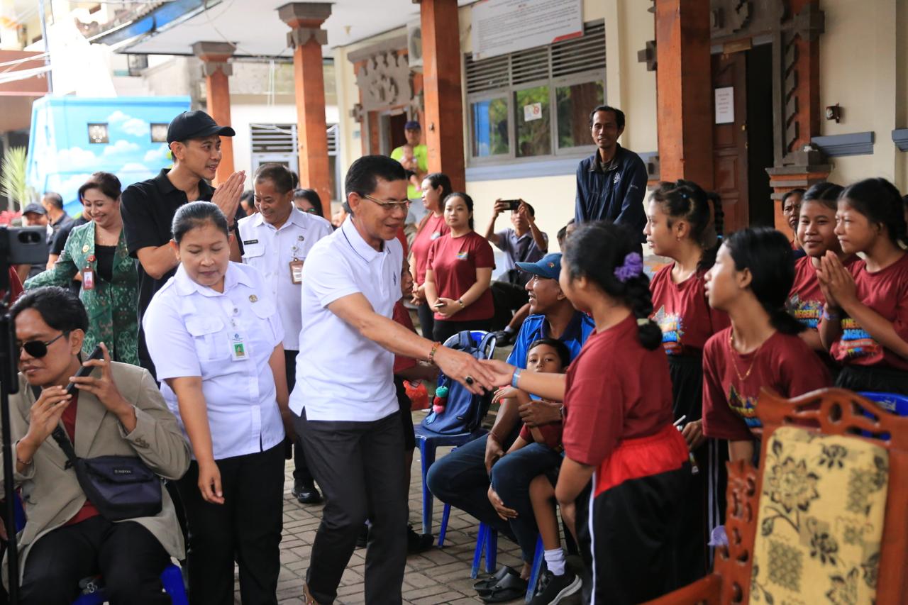 SEMARAPURA, BALINEWS.ID — Bupati Klungkung I Made Satria menyampaikan apresiasi tinggi terhadap karya yang ditampilkan anak-anak disabilitas pada puncak pering…