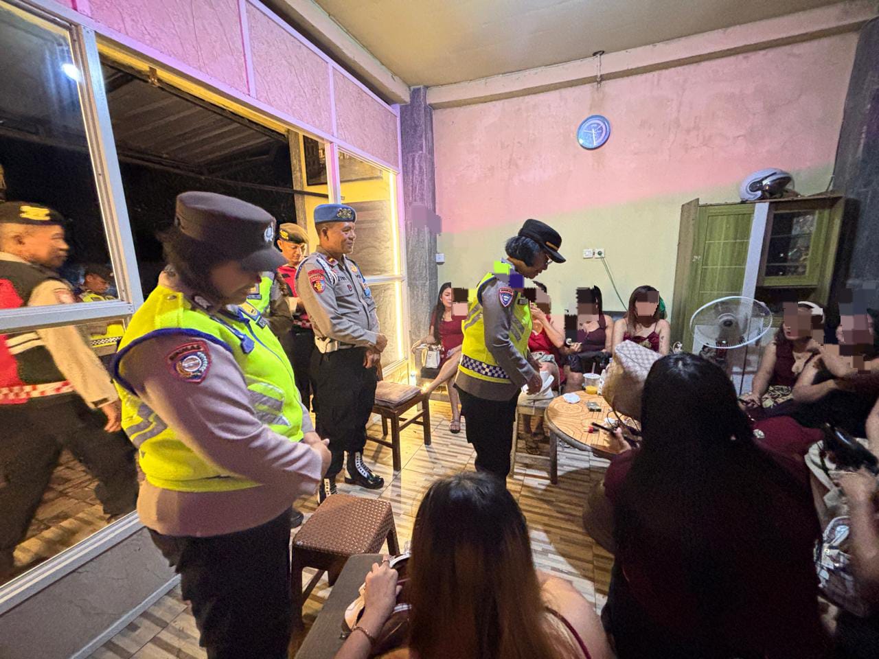 SEMARAPURA, BALINEWS.ID — Menjelang perayaan Natal 2025 dan Tahun Baru 2026, Polres Klungkung melaksanakan inspeksi mendadak (sidak) di sejumlah tempat hiburan…