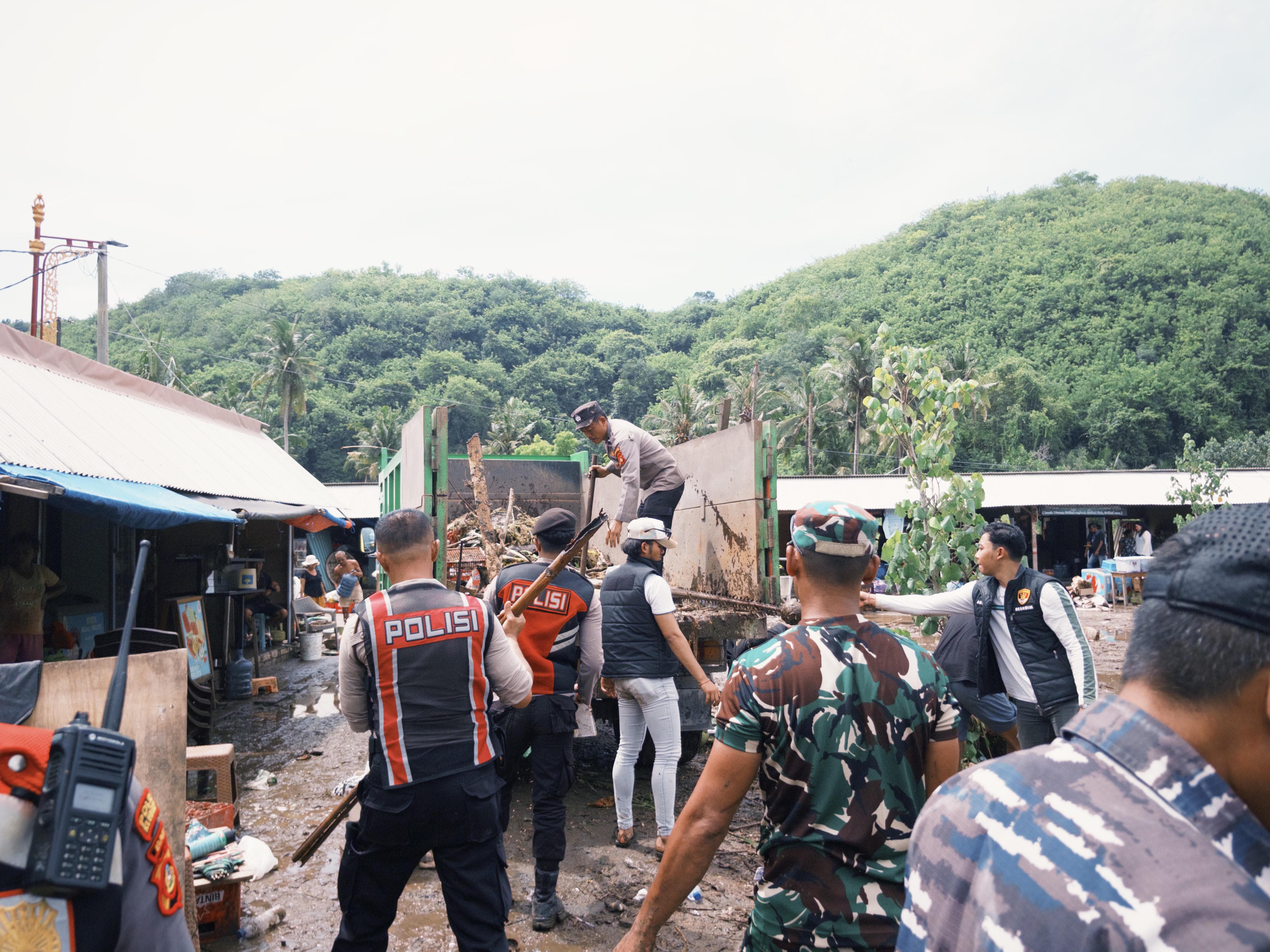 Upaya pemulihan kawasan wisata Pantai Crystal Bay, Desa Sakti, Kecamatan Nusa Penida, terus dilakukan setelah banjir kiriman melanda daerah tersebut pada Senin…
