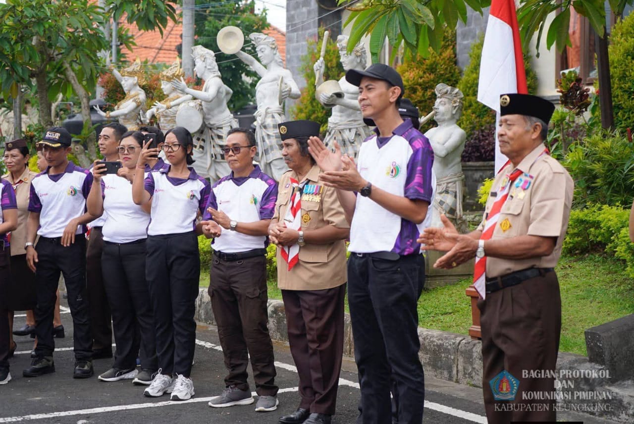 SEMARAPURA, BALINEWS.ID – Wakil Bupati Klungkung, Tjokorda Gde Surya Putra, mewakili Bupati Klungkung melepas secara resmi Kontingen Kwartir Cabang Klungkung y…
