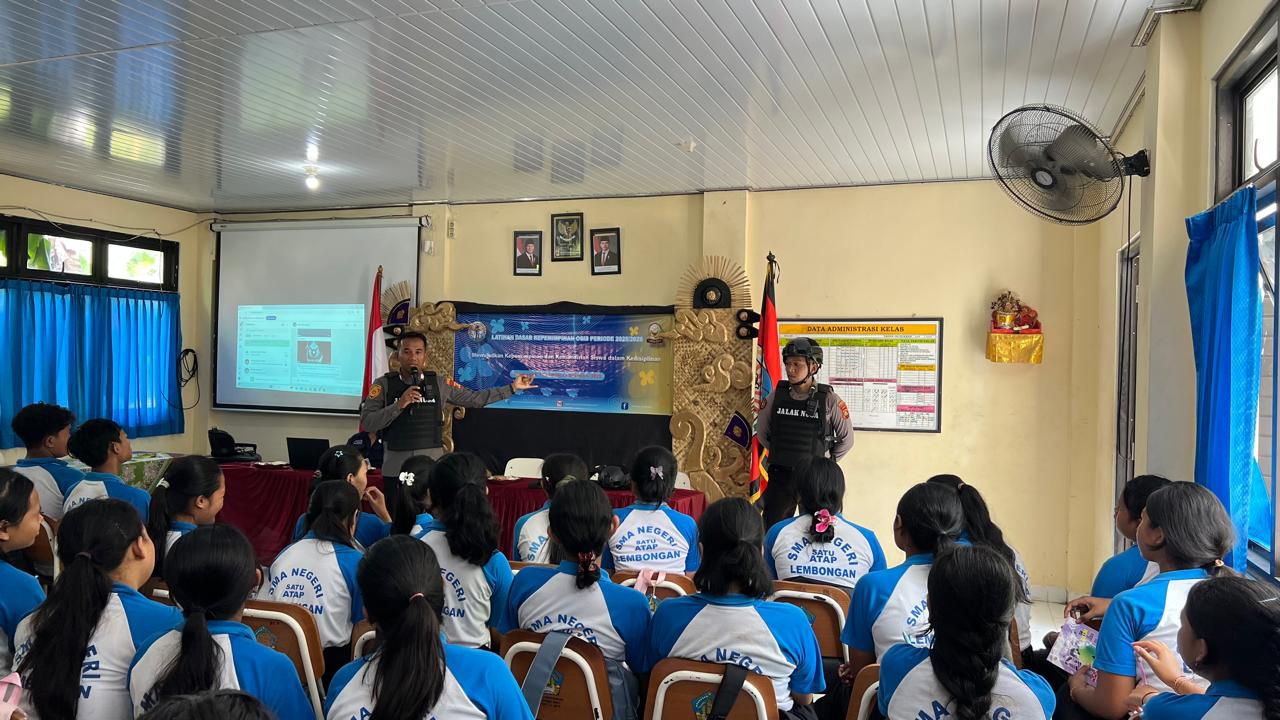 NUSA PENIDA, BALINEWS.ID – Polsek Nusa Penida terus memperkuat pendekatan kepada generasi muda melalui program Jalak Nusa Goes To School. Sosialisasi program t…