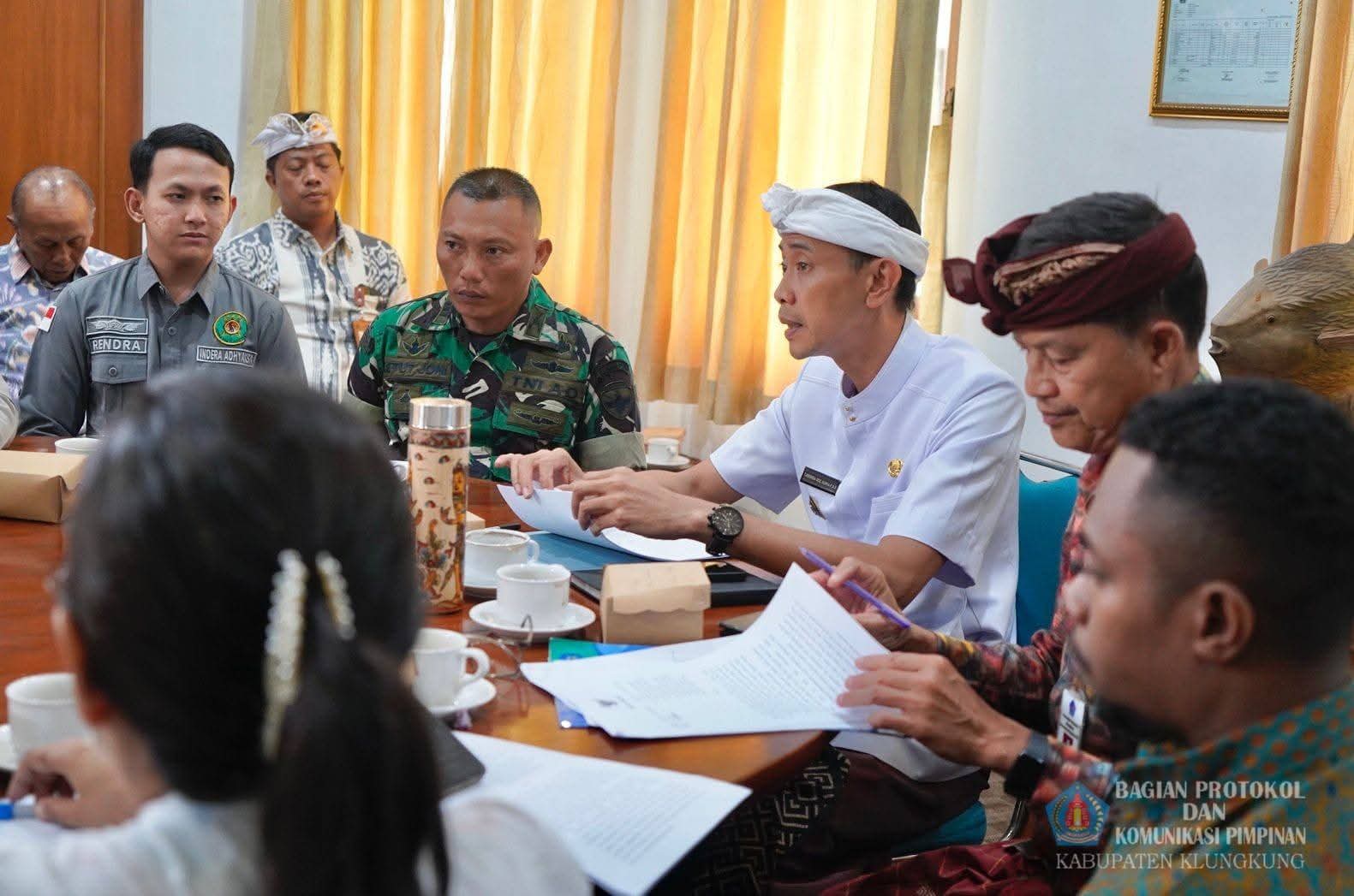 SEMARAPURA, BALINEWS.ID — Menjelang perayaan Natal dan Tahun Baru (Nataru) 2025, Wakil Bupati Klungkung, Tjokorda Gde Surya Putra memimpin Rapat Koordinasi (Ra…