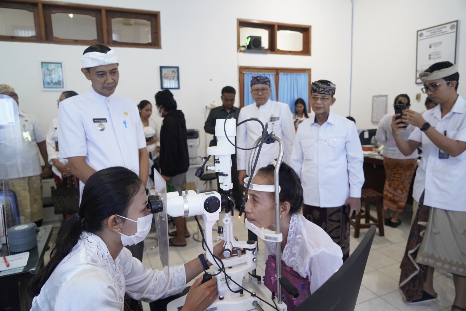 SEMARAPURA, BALINEWS.ID – Bupati Klungkung I Made Satria bersama Wakil Bupati Tjokorda Gde Surya Putra menghadiri kegiatan pemeriksaan kesehatan gratis bagi pa…