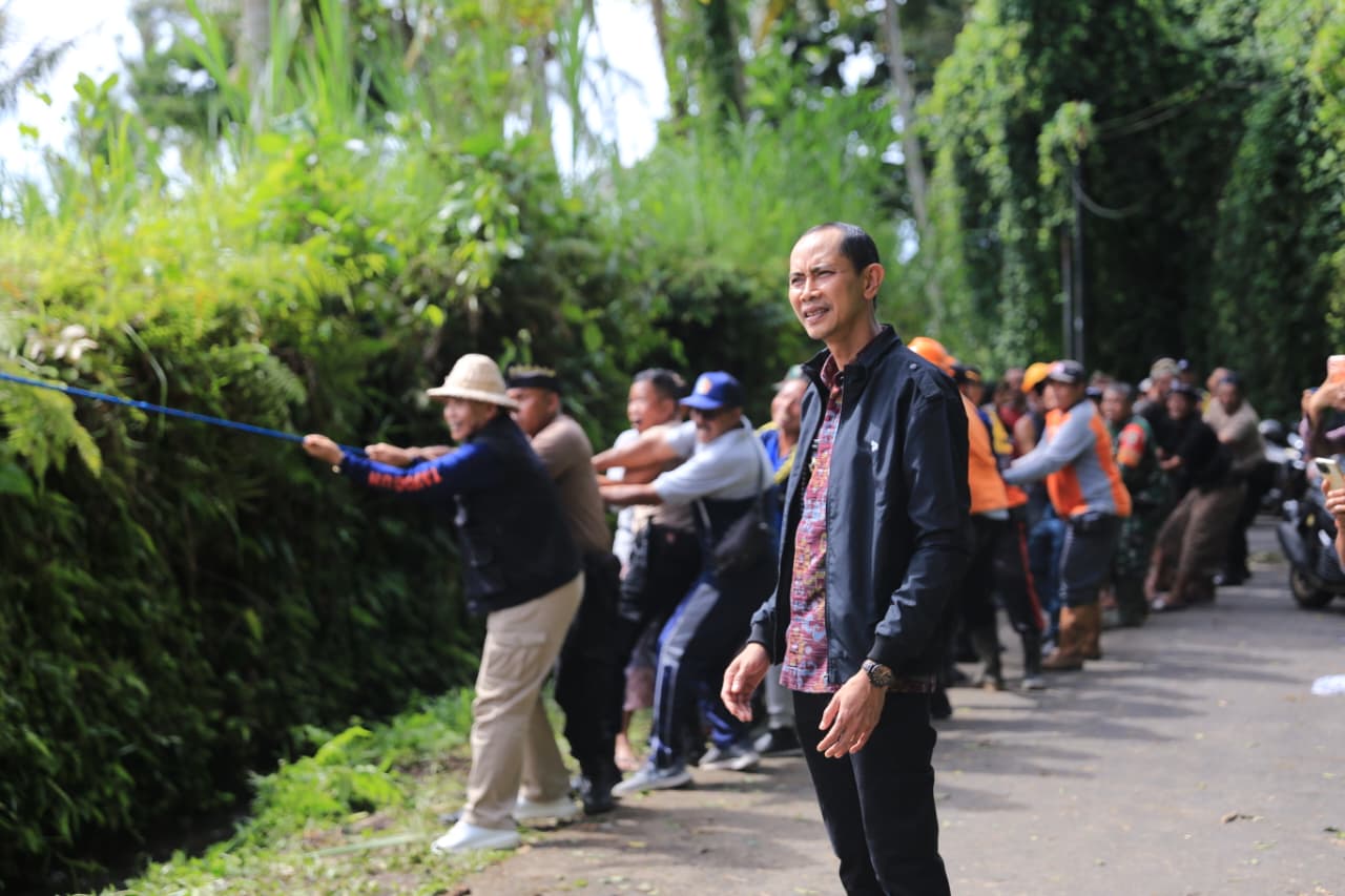 KLUNGKUNG, BALINEWS.ID – Wakil Bupati Klungkung Tjokorda Gde Surya Putra meninjau langsung penanganan pohon beringin yang tumbang dan menutup akses jalan di De…