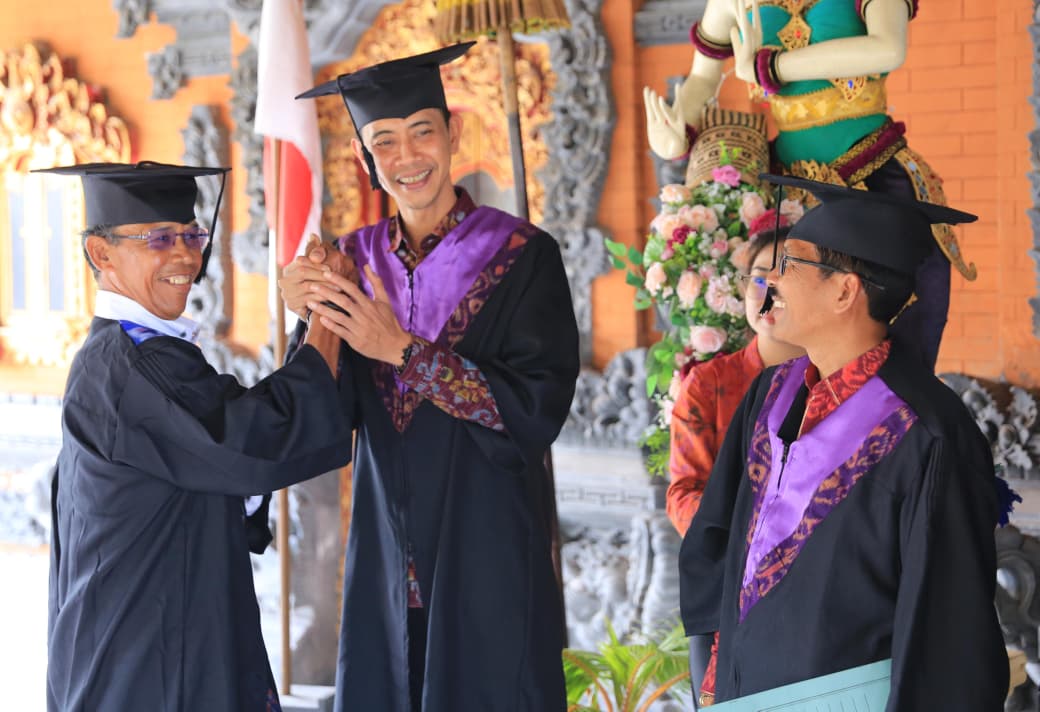 KLUNGKUNG, BALINEWS.ID – Wakil Bupati Klungkung, Tjokorda Gde Surya Putra, menghadiri prosesi wisuda Sekolah Lansia Wreda Dharma Sesana Desa Aan, Kecamatan Ban…