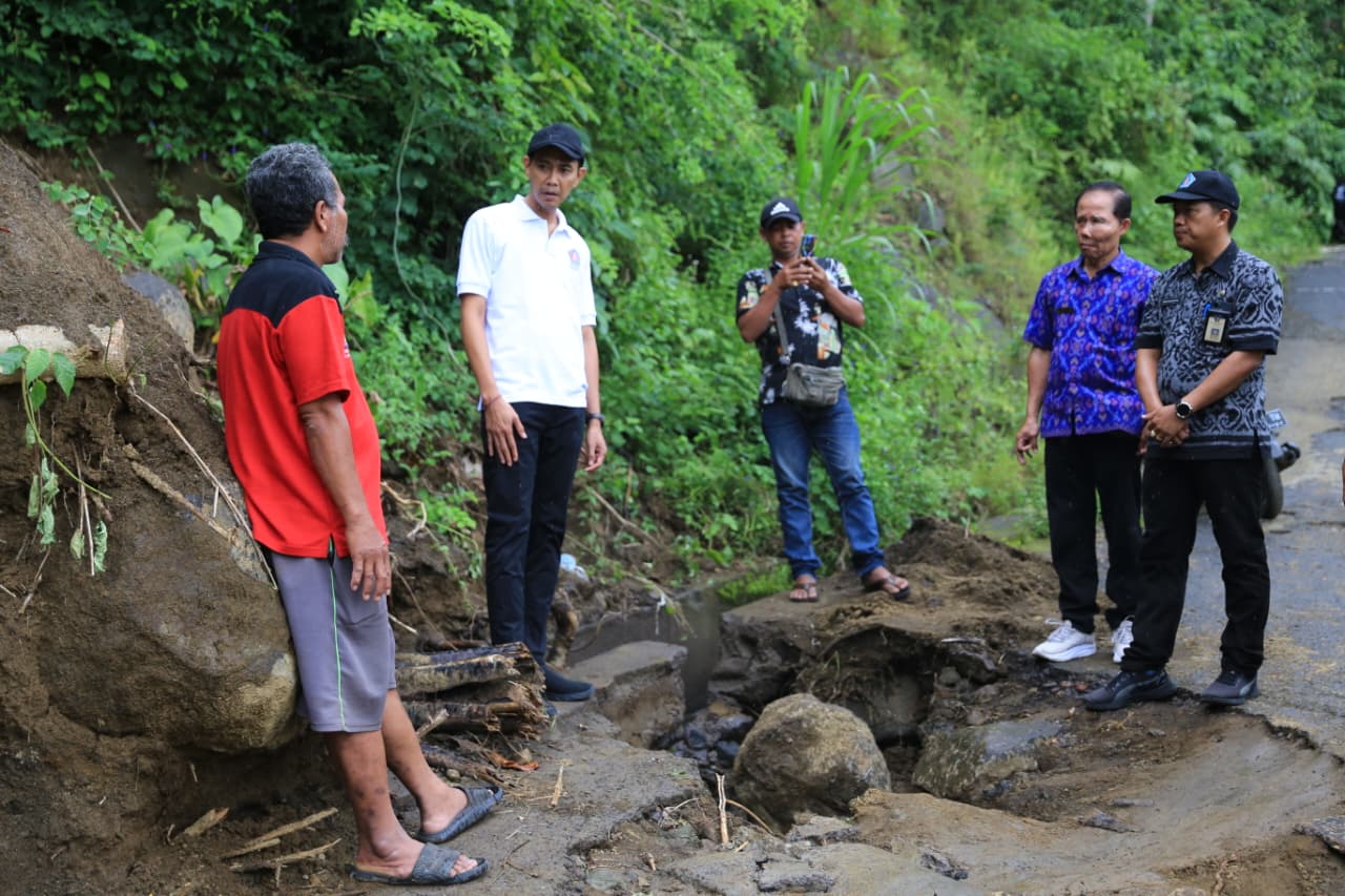 KLUNGKUNG, BALINEWS.ID – Wakil Bupati Klungkung Tjokorda Gde Surya Putra meninjau langsung kondisi Jalan Bukit Abah di Desa Besan, Kecamatan Dawan, Selasa (16/…