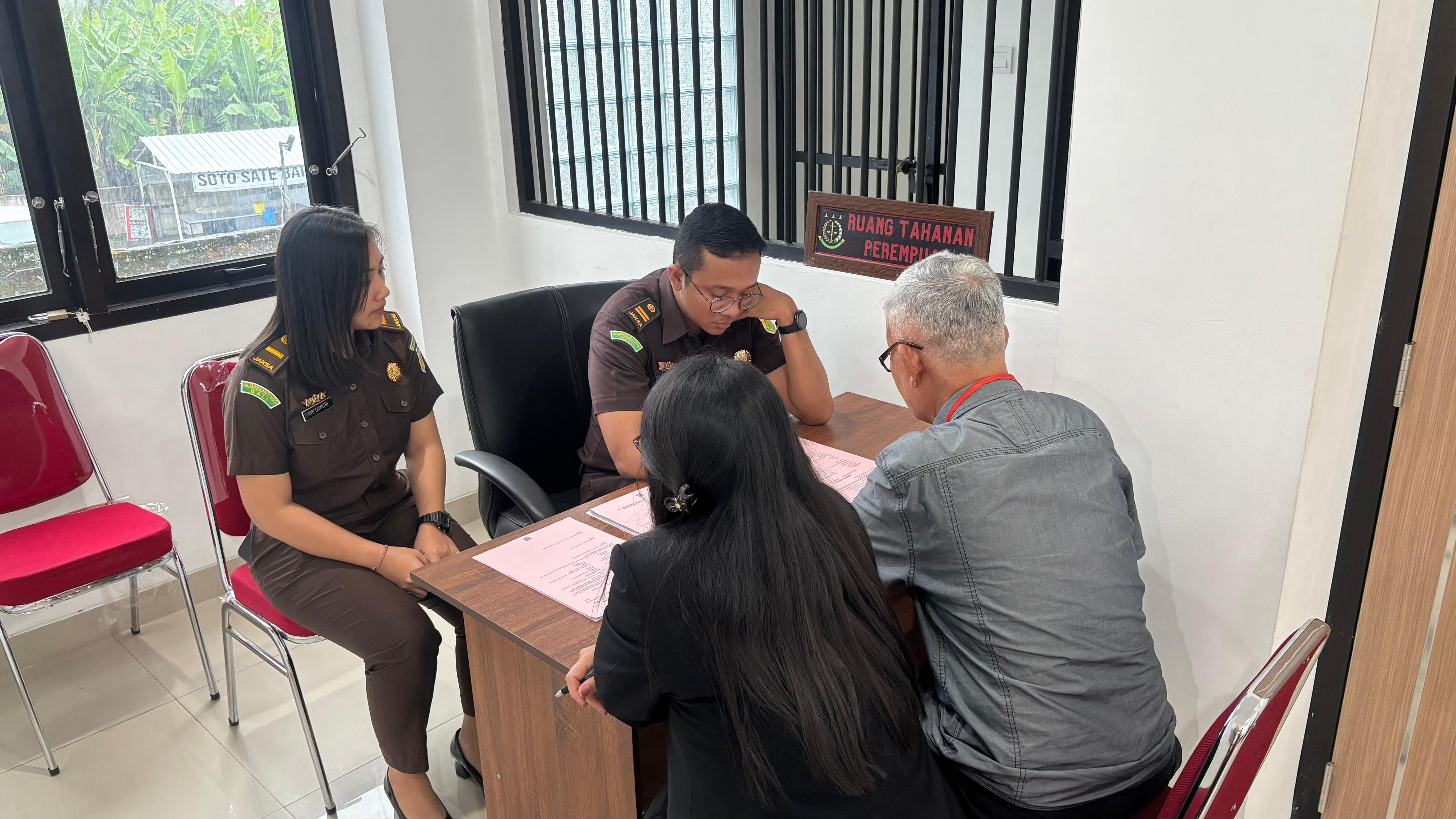 GIANYAR, BALINEWS.ID – Kejaksaan Negeri (Kejari) Gianyar resmi menerima penyerahan tersangka dan barang bukti (Tahap II) dalam perkara dugaan tindak pidana kor…