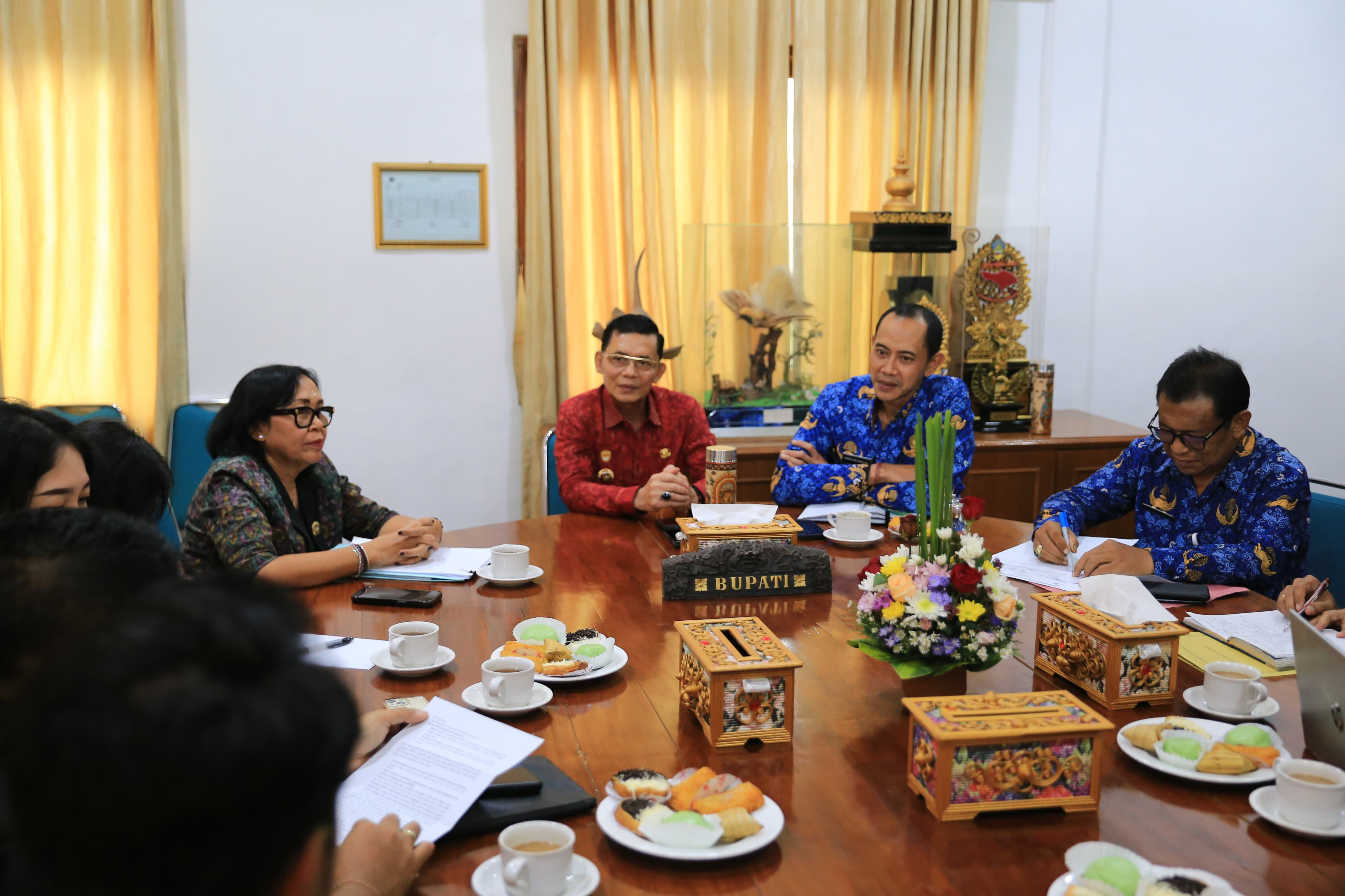 KLUNGKUNG, BALINEWS.ID – Bupati Klungkung I Made Satria didampingi Wakil Bupati Tjokorda Gde Surya Putra menerima audiensi pengurus Ikatan Pejabat Pembuat Akta…
