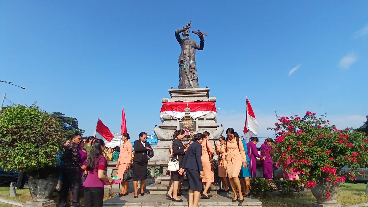 KLUNGKUNG, BALINEWS.ID – Rangkaian peringatan Hari Ibu ke-97 Tahun 2025 di Kabupaten Klungkung diawali dengan pelaksanaan apel ziarah di Tugu Pahlawan Semara L…