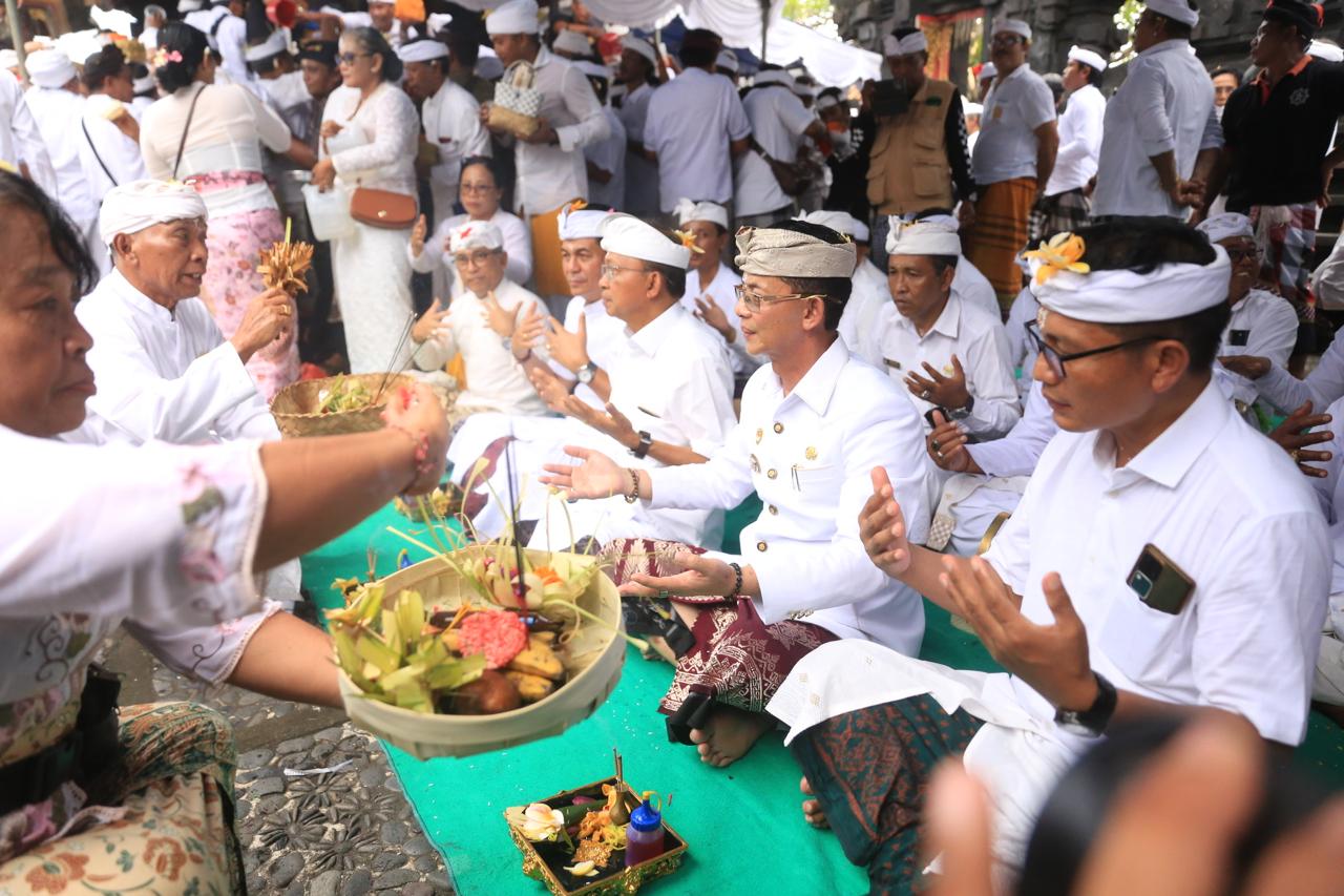 SEMARAPURA, BALINEWS.ID – Bupati Klungkung, I Made Satria, mengikuti persembahyangan Bhakti dalam rangkaian Upacara Bhumi Sudha yang dilaksanakan di Pura Watu …