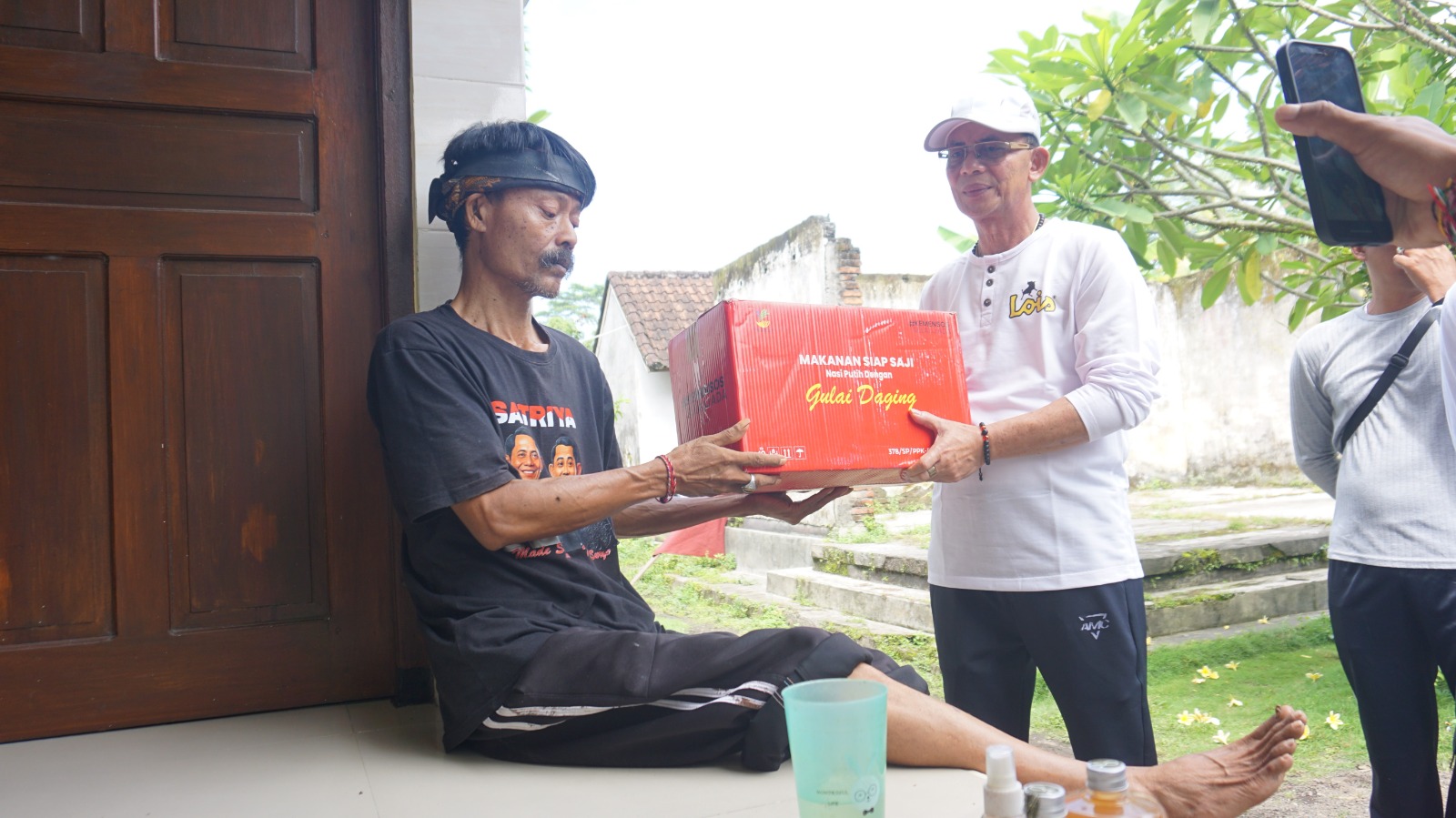SEMARAPURA, BALINEWS.ID – Bupati Klungkung I Made Satria kembali menunjukkan kepedulian pemerintah daerah terhadap kondisi sosial dan kesehatan masyarakat deng…
