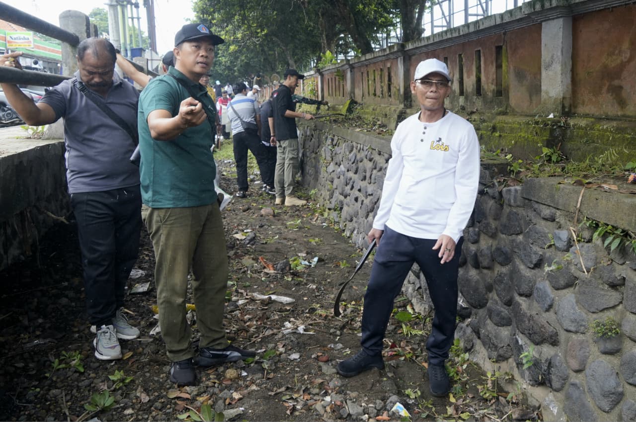 SEMARAPURA, BALINEWS.ID – Pemerintah Kabupaten Klungkung melakukan langkah antisipatif menghadapi musim hujan dengan melaksanakan normalisasi sungai di wilayah…
