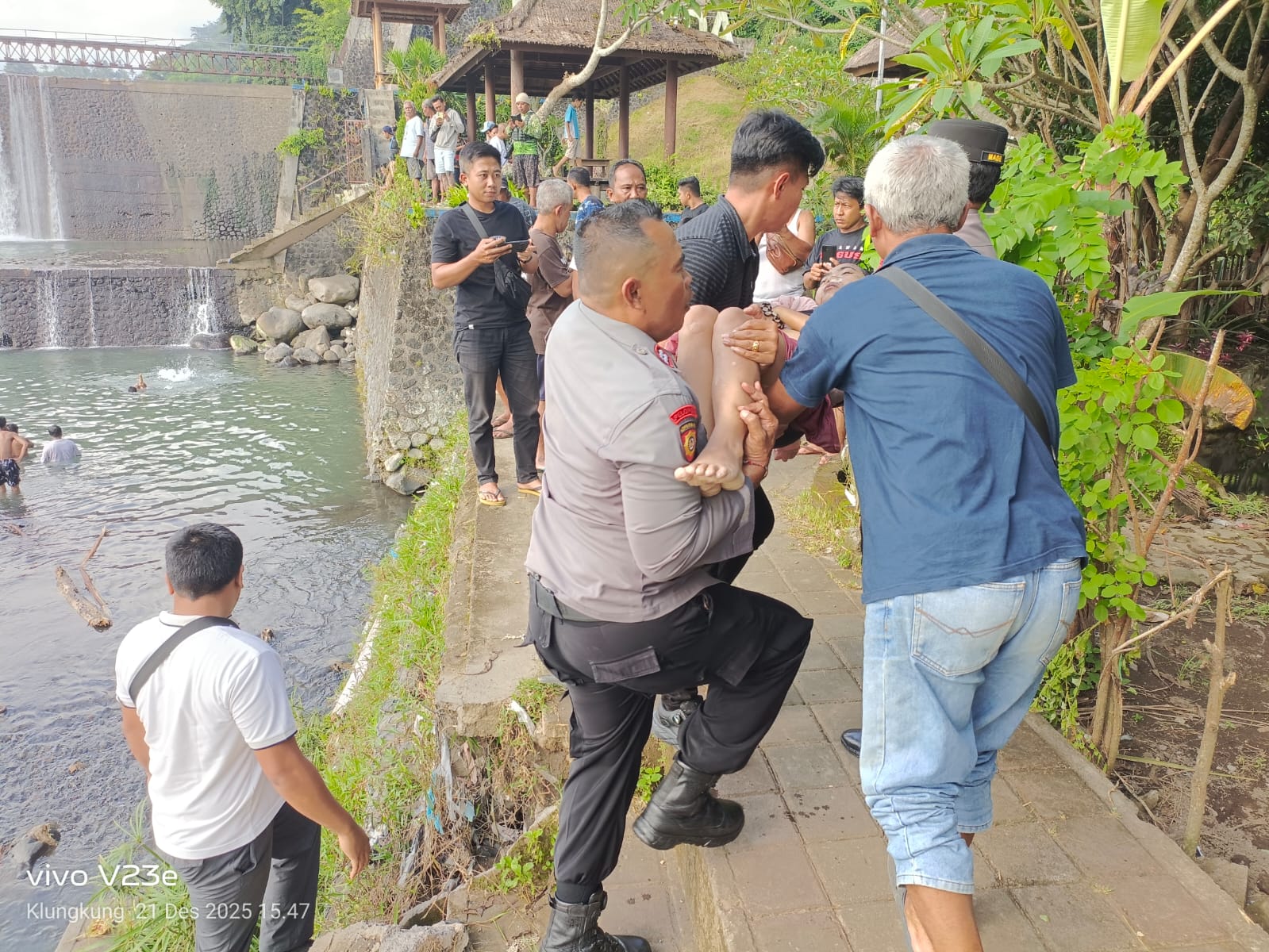 SEMARAPURA, BALINEWS.ID — Peristiwa tragis terjadi di aliran Sungai (Tukad) Unda, wilayah Desa Paksebali, Kecamatan Dawan, Kabupaten Klungkung. Dua orang dilap…