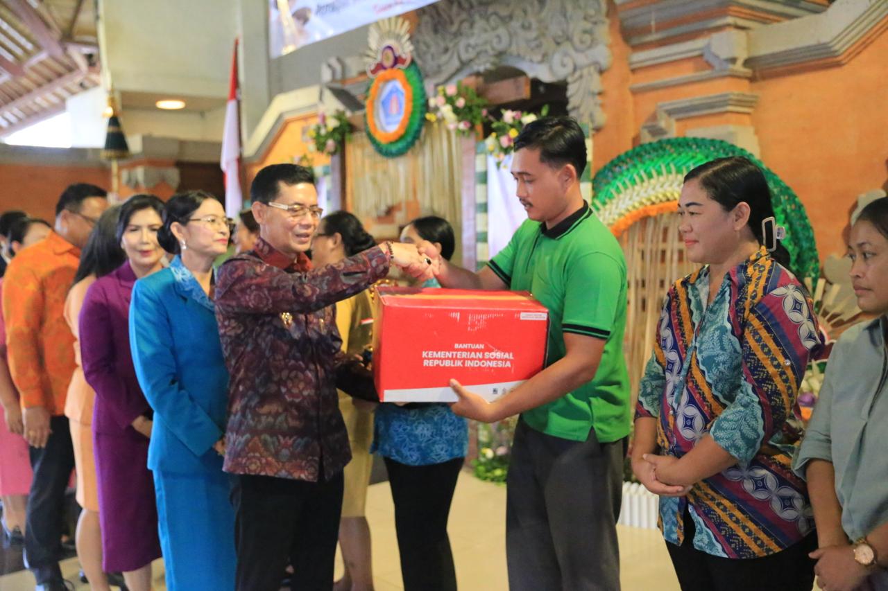 SEMARAPURA, BALINEWS.ID — Pemerintah Kabupaten Klungkung memperingati Hari Ibu ke-97 Tahun 2025 dengan menggelar acara puncak peringatan di Balai Budaya Ida De…