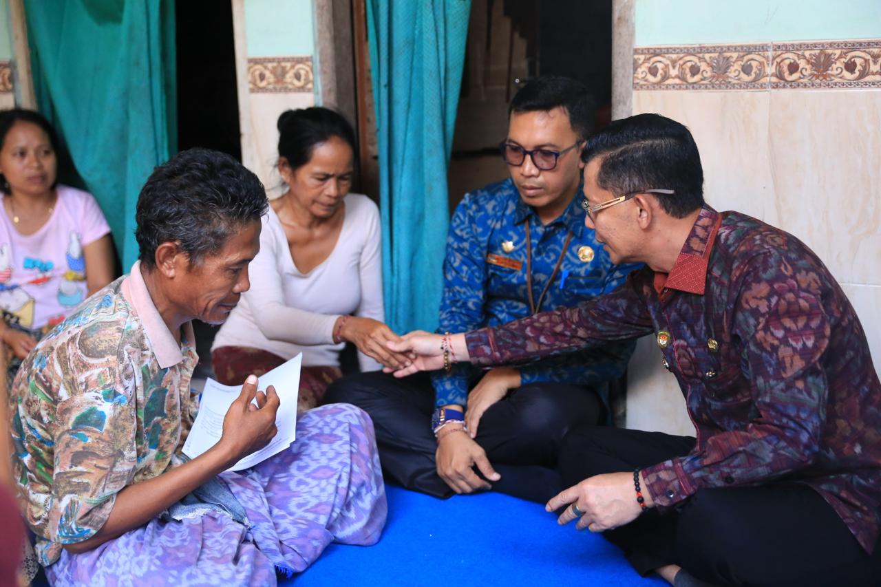 SEMARAPURA, BALINEWS.ID — Bupati Klungkung, I Made Satria, menunjukkan kepedulian Pemerintah Kabupaten Klungkung dengan melayat sekaligus menyerahkan Akta Kema…