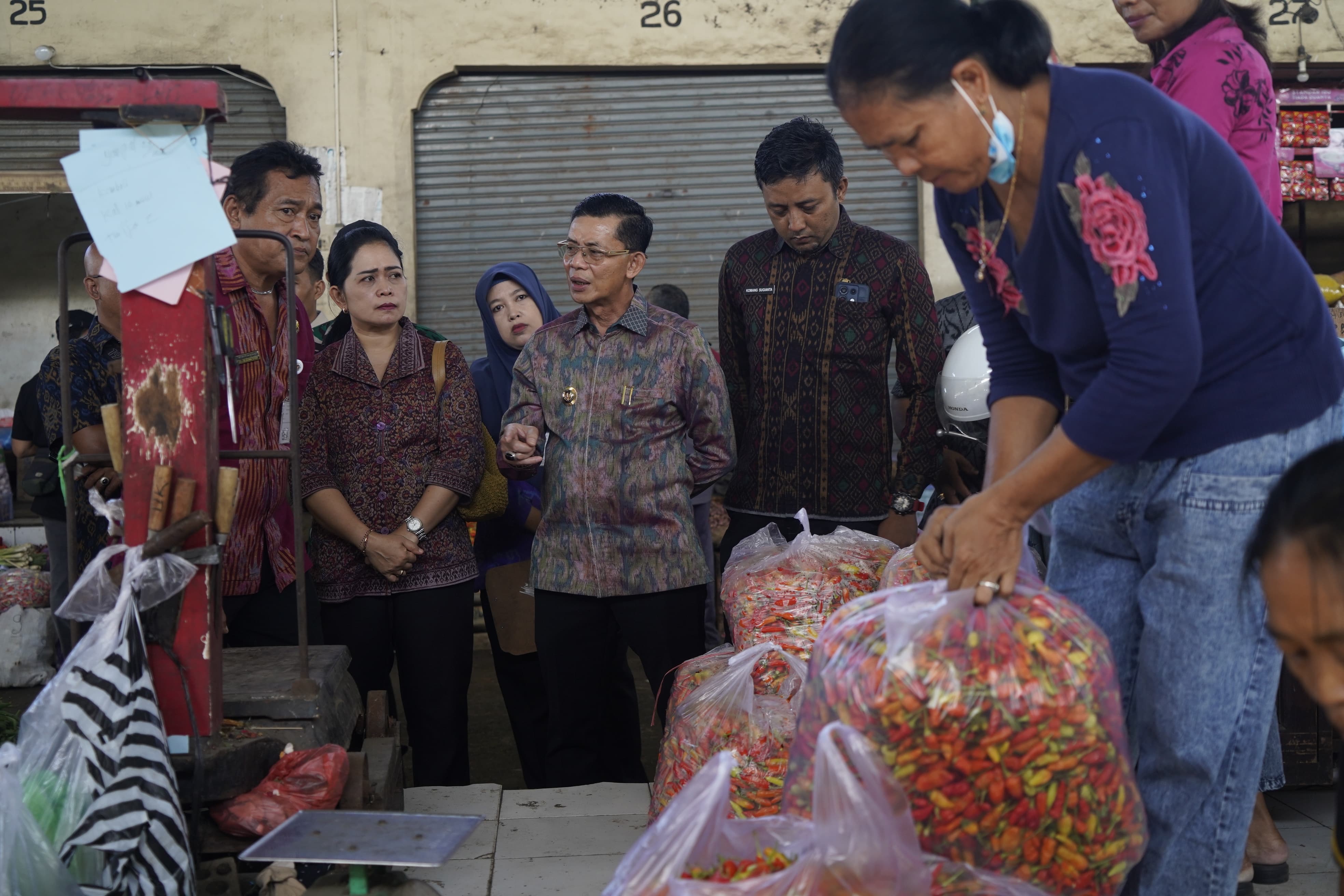 SEMARAPURA, BALINEWS.ID – Menjelang perayaan Natal dan Tahun Baru (Nataru), Bupati Klungkung I Made Satria turun langsung melakukan pemantauan ketersediaan sto…