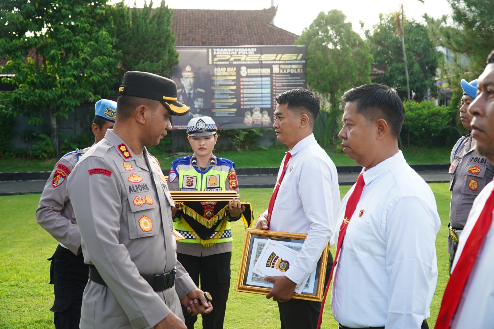 SEMARAPURA, BALINEWS.ID — Kapolres Klungkung AKBP Alfons W. P. Letsoin, S.I.K., memberikan penghargaan kepada sejumlah personel berprestasi dalam Upacara Pembe…
