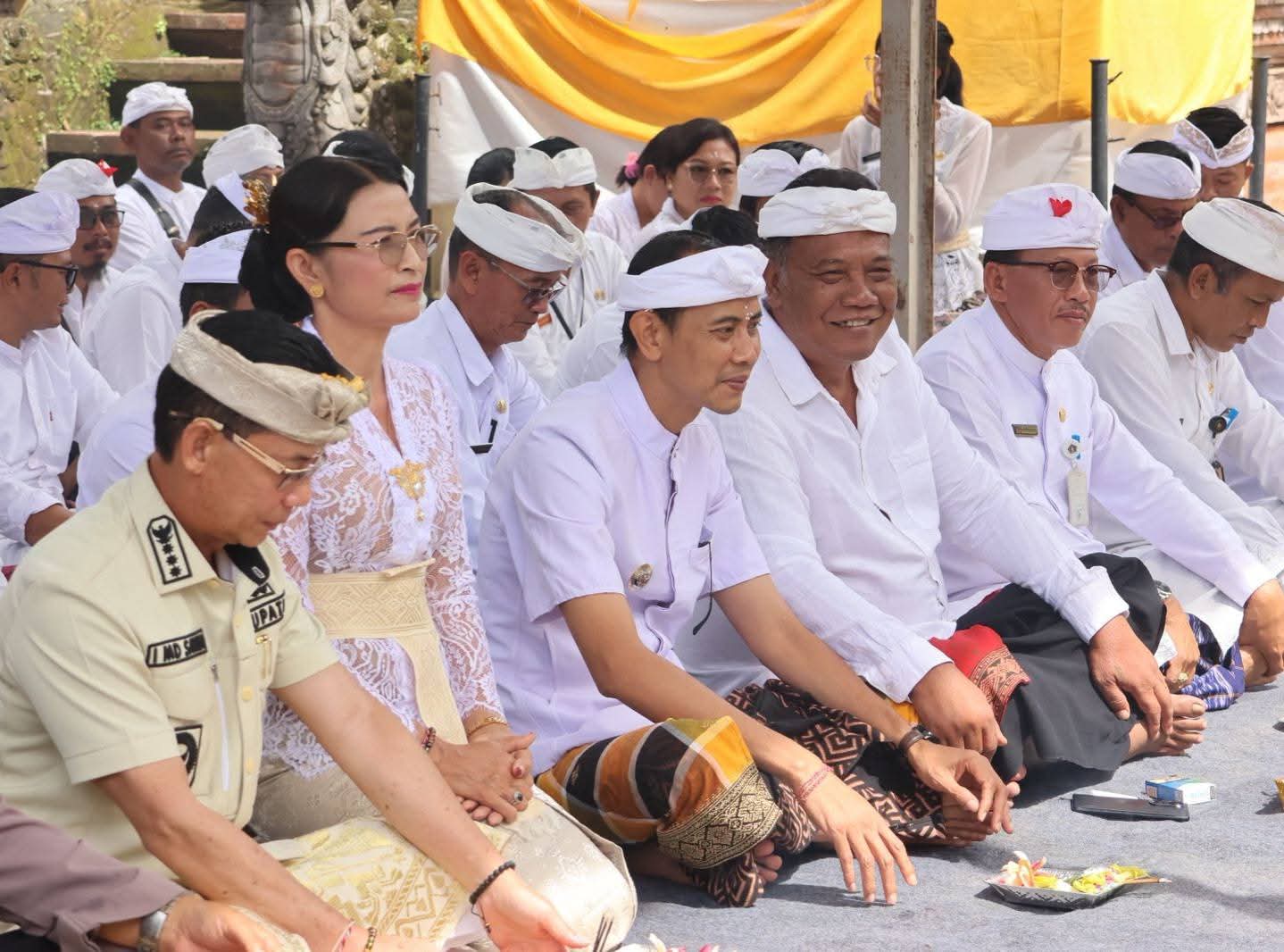 KLUNGKUNG, BALINEWS.ID — Ketua DPRD Kabupaten Klungkung, Anak Agung Gde Anom, menghadiri persembahyangan bersama yang dirangkaikan dengan matur piuning sebagai…