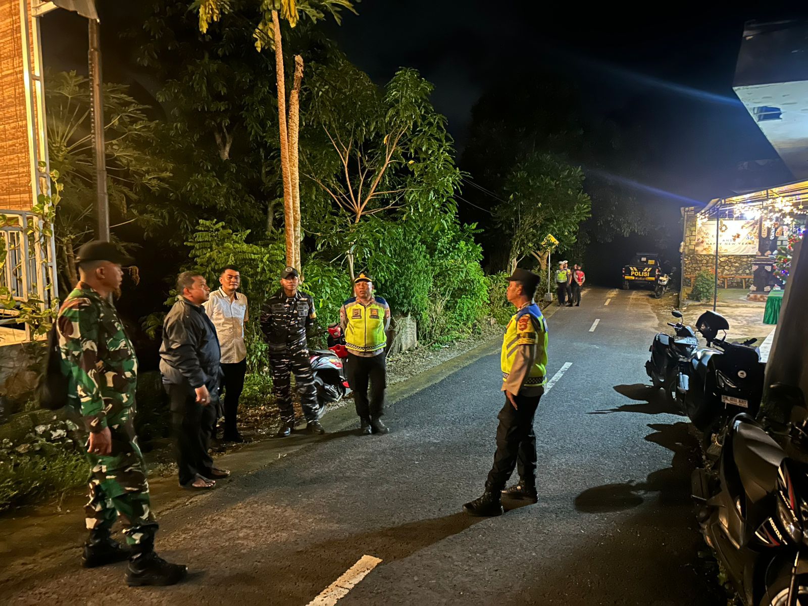 NUSA PENIDA, BALINEWS.ID — Kepolisian Sektor (Polsek) Nusa Penida melaksanakan pengamanan ibadah umat Kristiani pada perayaan Malam Natal 2025 yang digelar Rab…