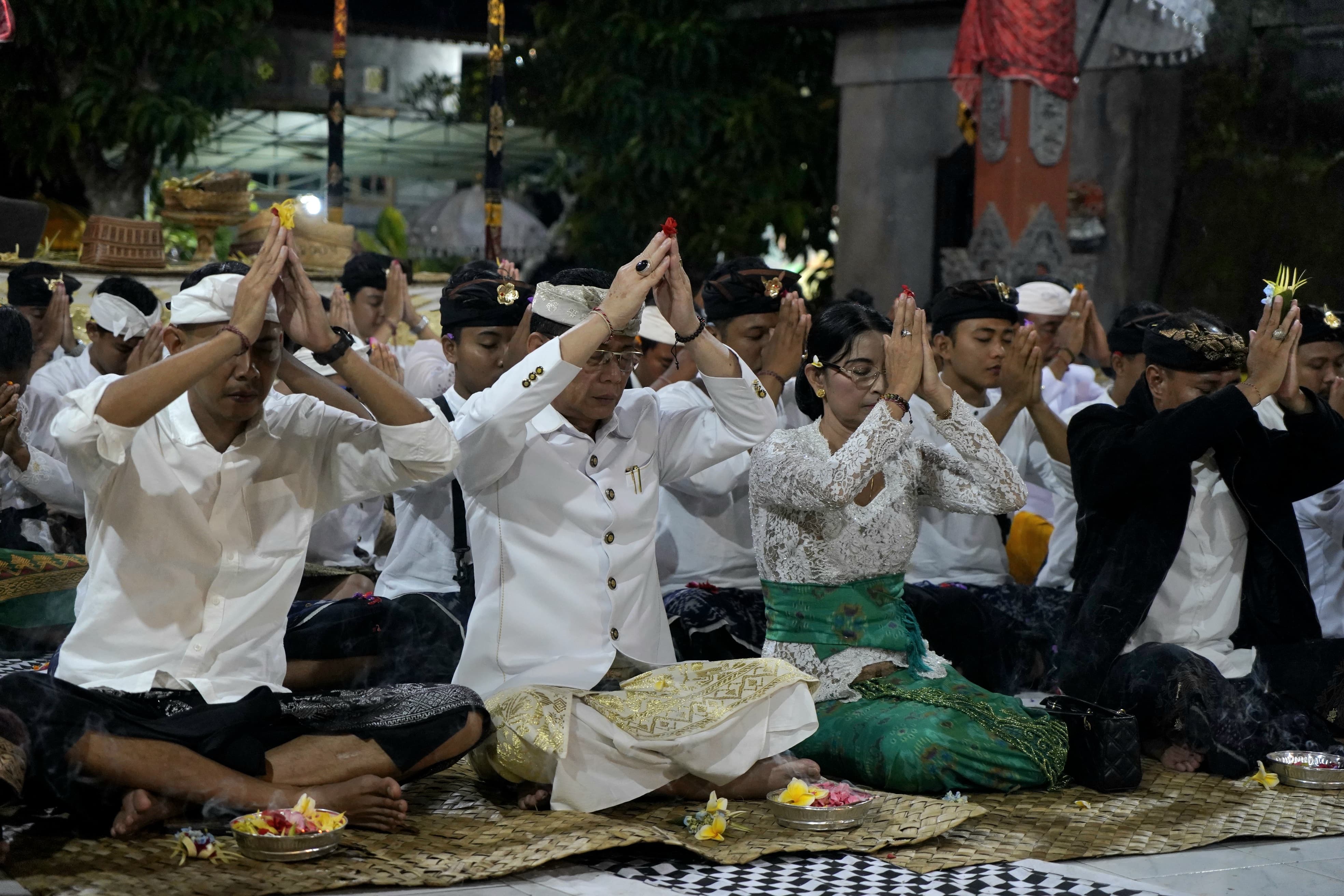 KLUNGKUNG, BALINEWS.ID — Bertepatan dengan rahina Manis Buda Kliwon Paing, Bupati Klungkung I Made Satria bersama istri Ny. Eva Satria serta Wakil Bupati Klung…
