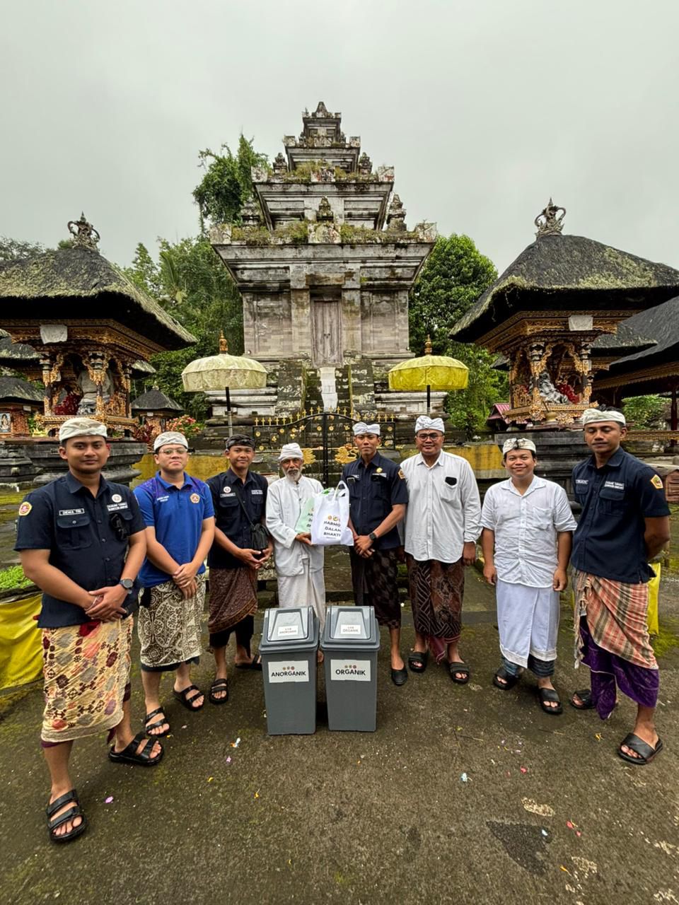 GIANYAR, BALINEWS.ID – Semangat kebersamaan dan kepedulian terhadap pelestarian lingkungan serta nilai-nilai spiritual ditunjukkan para pemuda di Kabupaten Gia…