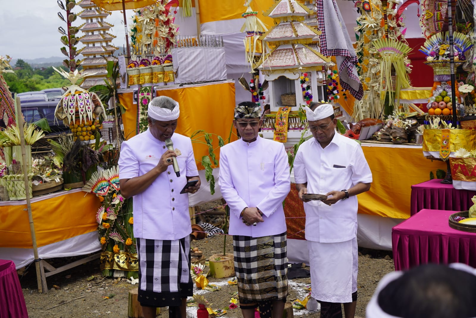 SEMARAPURA, BALINEWS.ID – Puncak upacara Tawur Agung Labuh Gentuh, Bhumi Sudha, Balik Sumpah, Pangruak Bhumi, dan Panegteg Jagad digelar di kawasan Pusat Kebud…