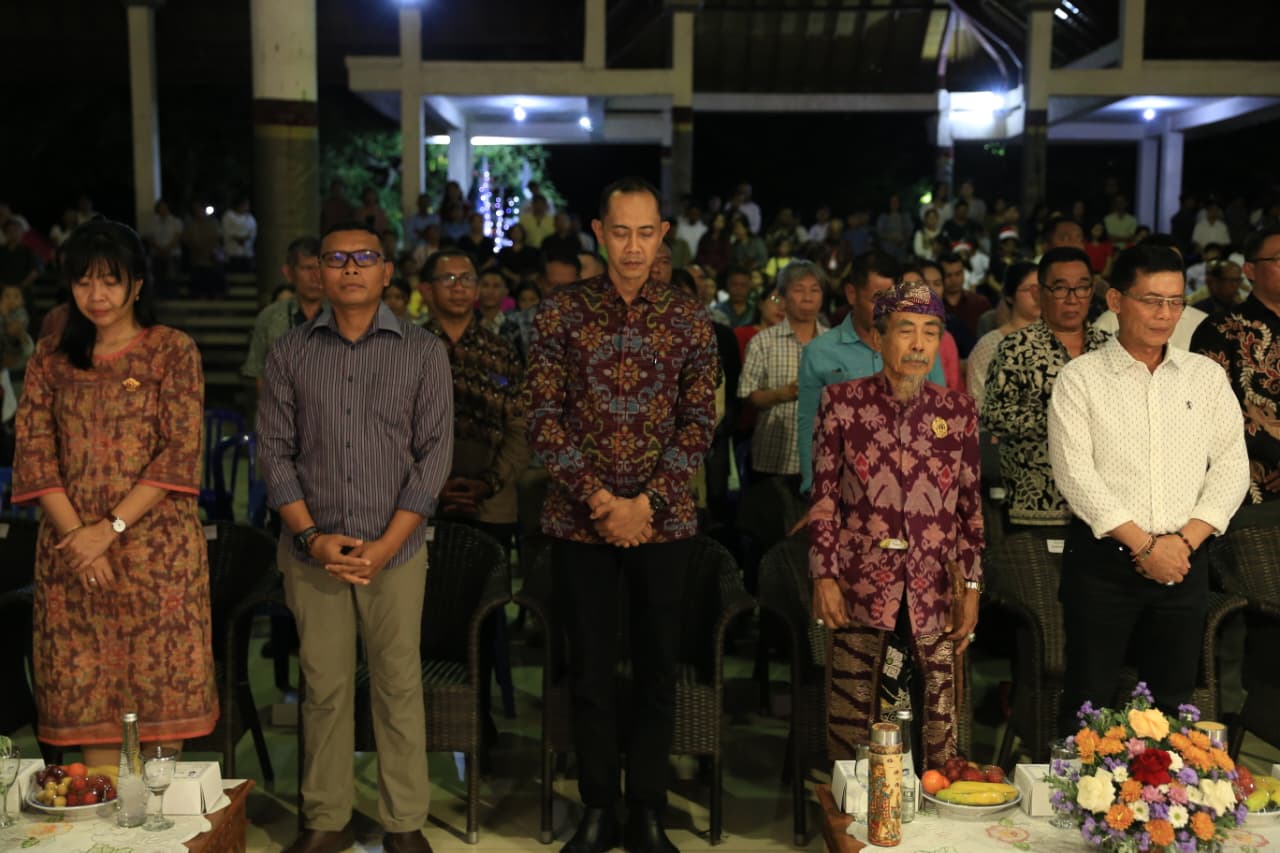 SEMARAPURA, BALINEWS.ID – Bupati Klungkung I Made Satria menghadiri puncak Perayaan Natal Tahun 2025 yang berlangsung di Balai Budaya Ida I Dewa Agung Istri Ka…