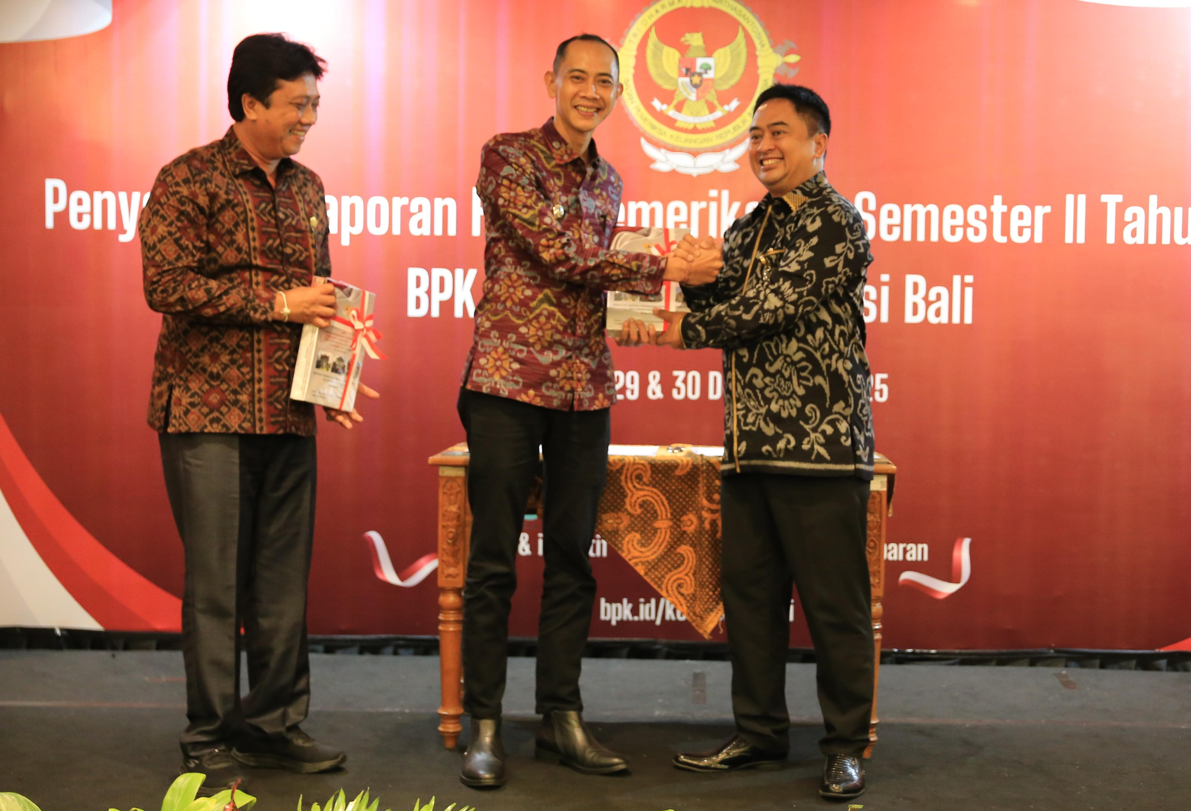 DENPASAR, BALINEWS.ID – Wakil Bupati Klungkung Tjokorda Gde Surya Putra mewakili Bupati Klungkung menerima Laporan Hasil Pemeriksaan (LHP) Kepatuhan atas Penge…
