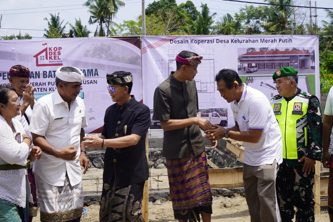 SEMARAPURA, BALINEWS.ID – Menutup rangkaian tugas pemerintahan di penghujung Tahun 2025, Bupati Klungkung I Made Satria memimpin peletakan batu pertama pembang…